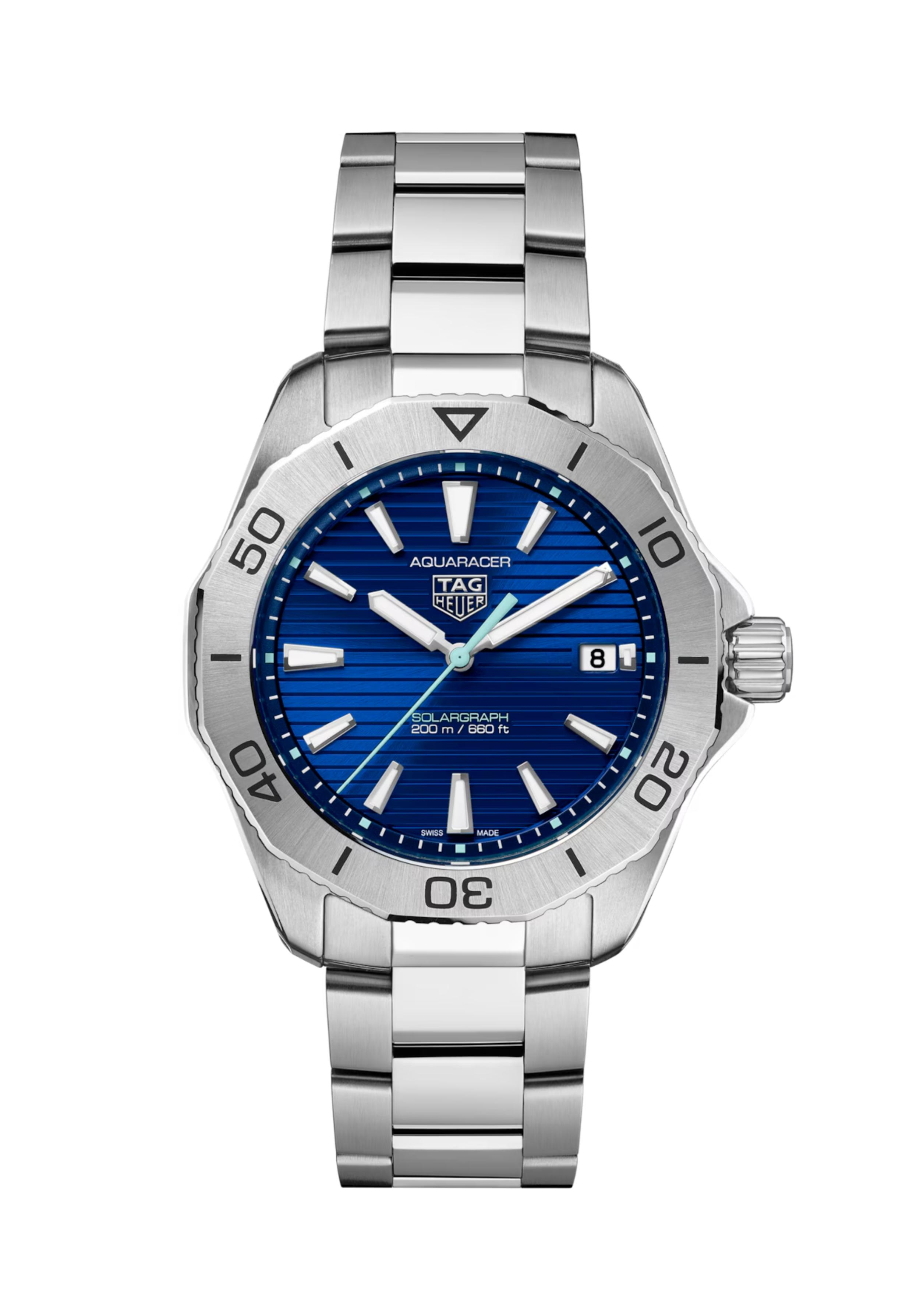 Dit TAG Heuer horloge behoort tot de Aquaracer Professional 200 collectie. 
Referentienummer: WBP1113.BA0000

Deze 40 mm TAG Heuer Aquaracer Professional 200 is uitgerust met het Solargraph uurwerk, een uurwerk op zonne-energie. Door gebruik te maken van elke lichtbron, de grenzeloze energiebron van de zon en elke kunstmatige lichtbron, levert de nieuwe Solargraph ononderbroken stroom voor uitzonderlijke prestaties, dag en nacht.

De intense wijzerplaat, met contrasterende blauwtinten, is voorzien van ijzige accenten en met Super-Luminova® aangebrachte wijzers en indexen, waardoor dag en nacht een optimale zichtbaarheid wordt gegarandeerd.

Uw TAG Heuer horloge is 24 maanden na aankoop beschermd onder fabricage garantie. De duur van de garantieperiode van 2 jaar kan worden verlengd naar 5 jaar. Om dit te doen, nodigen wij u uit om een account aan te maken of in te loggen op uw MyTAGHeuer online account en vervolgens uw horloge te registreren. U ontvangt dan een gratis garantieverlenging van 3 jaar.