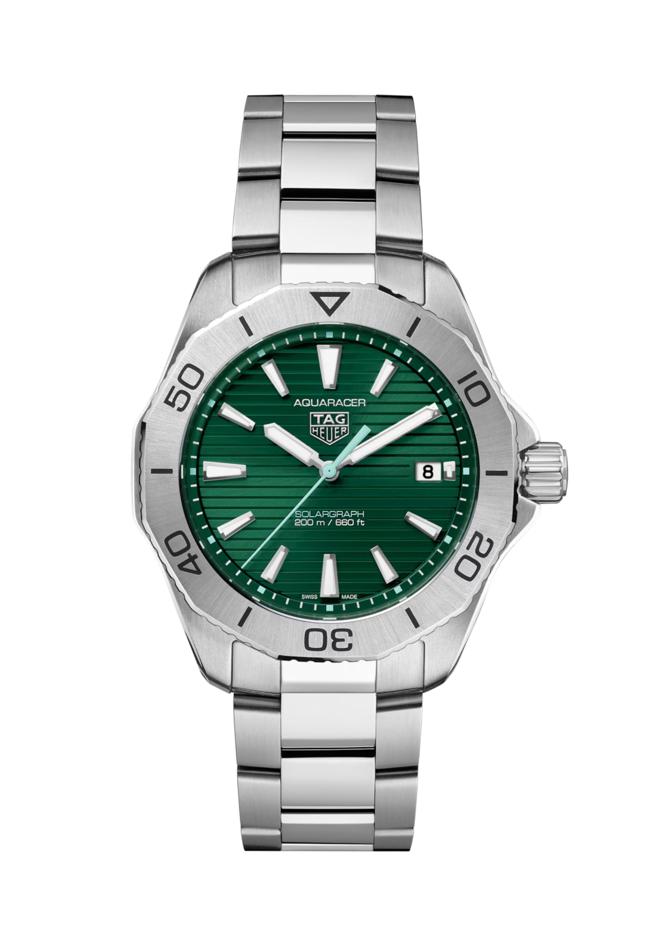 Dit TAG Heuer horloge behoort tot de Aquaracer collectie.
Referentienummer: WBP1115.BA0000

Geïnspireerd door de diepgroene tinten van het bos, is deze 40MM TAG Heuer Aquaracer waar natuur en innovatie samenkomen. Het Calibre TH50-00 uurwerk dat de baanbrekende Solargraph-technologie integreert, is het een bewijs van blijvende kwaliteit en dagelijks gemak.

De groene sunray geborstelde wijzerplaat is een subtiele hint naar de natuur, aangevuld met rhodium-geplateerde indexen en wijzers die gevuld zijn met witte Super-LumiNova® voor optimale zichtbaarheid tijdens elk avontuur.

Benut de onbeperkte energie van de zon met de Solargraph-technologie van TAG Heuer. Zeg vaarwel tegen het vervangen van batterijen; dit horloge laadt moeiteloos op met zowel natuurlijk als kunstlicht.

De gepolijste stalen kast huist een platte unidirectioneel draaiende bezel, die zowel stijl als functionaliteit biedt. Het horloge met een waterbestendigheid tot 20 ATM / 200 M is klaar voor elk avontuur.

Uw TAG Heuer horloge is 24 maanden na aankoop beschermd onder fabricage garantie. De duur van de garantieperiode van 2 jaar kan worden verlengd naar 5 jaar. Om dit te doen, nodigen wij u uit om een account aan te maken of in te loggen op uw MyTAGHeuer online account en vervolgens uw horloge te registreren. U ontvangt dan een gratis garantieverlenging van 3 jaar.
