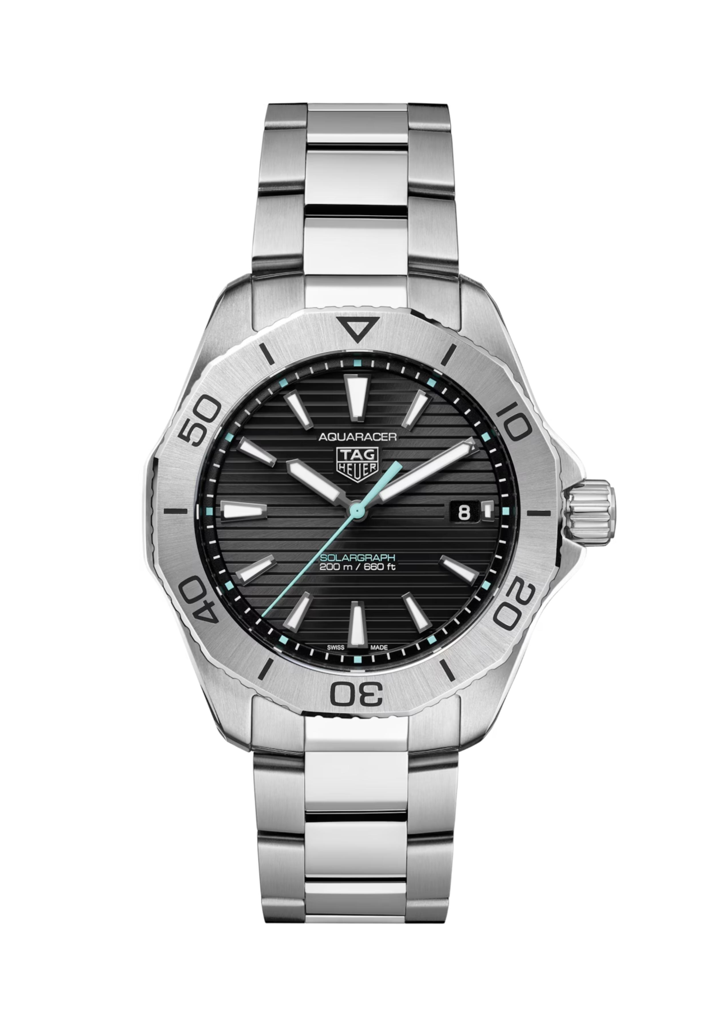 Dit TAG Heuer horloge behoort tot de Aquaracer collectie.
Referentienummer: WBP1114.BA0000

Dit TAG Heuer Aquaracer Professional 200 Solargraph horloge combineert een ultrarobuuste stalen kast met een ultramodern uurwerk op zonne-energie, en heeft alles wat nodig is om de meest veeleisende buitenexpedities te doorstaan.

De opvallende poolblauwe accenten op de wijzerplaat en de centrale wijzer voegen een levendig randje toe aan de sportieve sunray geborstelde zwarte wijzerplaat.

Dit TAG Heuer Aquaracer horloge is uitgerust met een batterijloze Solargraph uurwerk, dit uurwerk gebruikt de energie van de zon om ononderbroken kracht aan te drijven. Passend bij de verfijnde kast van 40 mm, integreert de roestvrijstalen armband met drie rijen een gesp met een fijne, comfortabele verlengschakel. Helemaal klaar voor avontuur.

Uw TAG Heuer horloge is 24 maanden na aankoop beschermd onder fabricage garantie. De duur van de garantieperiode van 2 jaar kan worden verlengd naar 5 jaar. Om dit te doen, nodigen wij u uit om een account aan te maken of in te loggen op uw MyTAGHeuer online account en vervolgens uw horloge te registreren. U ontvangt dan een gratis garantieverlenging van 3 jaar.