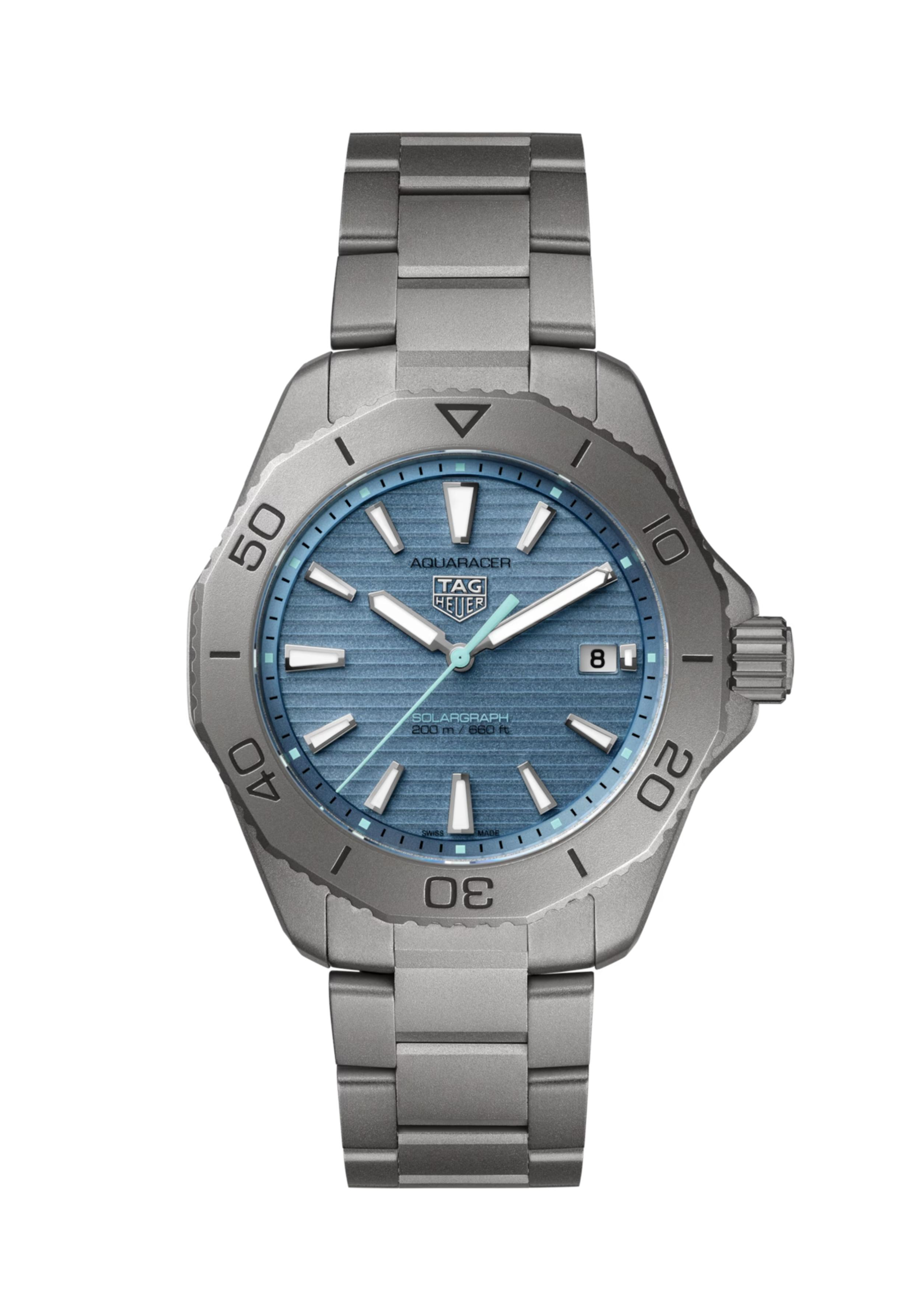 Dit TAG Heuer horloge met referentienummer WBP1182.BF0000 behoort tot de Aquaracer collectie.

De ultieme veelzijdige toolwatch, de TAG Heuer Aquaracer Professional 200 Solargraph, is gebouwd om elk avontuur te overwinnen. Met zijn lichtgewicht titanium kast, opvallende polarblauwe accenten en geavanceerde Solargraph-technologie is dit horloge klaar voor alles.
De ijsblauwe sunray geborstelde wijzerplaat valt op, aangevuld met Rhodium-geplateerde indexen en polarblauwe accenten op de secondewijzer. De aangebrachte Super-LumiNova® op de wijzers en markeringen zijn ultra-leesbaar in de donkerste omstandigheden.
Aangedreven door de Calibre TH50-00 Solargraph absorbeert het horloge natuurlijk en kunstmatig licht.