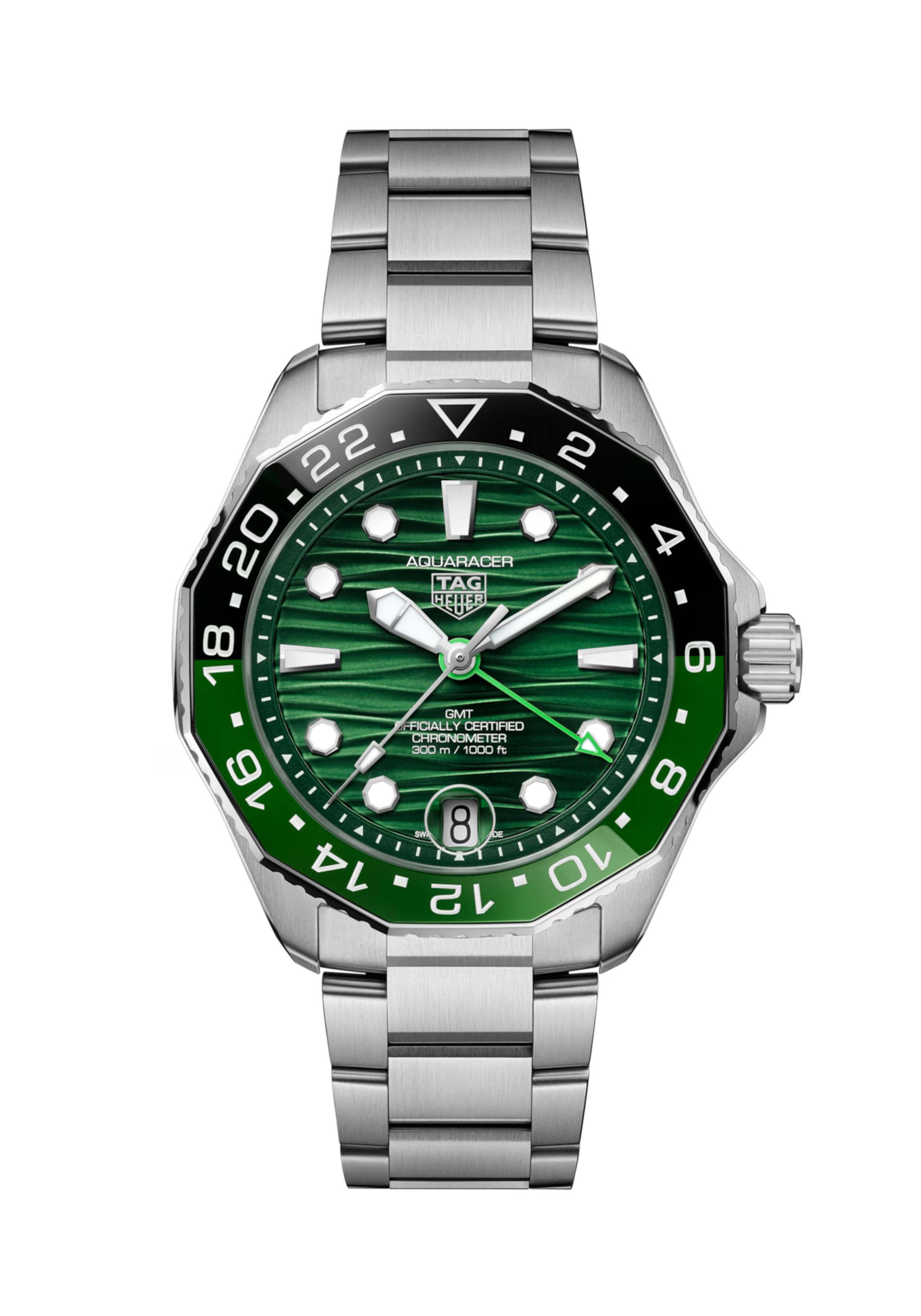 De TAG Heuer WBP5115.BA0013 behoort tot de Aquaracer collectie.

Referentienummer: WBP5115.BA0013

De TAG Heuer Aquaracer Professional300 is uitgerust met een automatisch Calibre TH31-03 uurwerk met een gangreserve van 80 uur. Dit duurzame horloge van 42 mm is gemaakt van ultrarobuust staal en keramiek.

Het uurwerk is voorzien van een opvallende lichtgroene GMT-wijzer, die elke 24 uur één volledige rotatie maakt, volgens de 24-uursschaal op de bidirectionele lunette. Hierdoor kunt u eenvoudig een tweede tijdzone rechtstreeks op uw pols volgen. Het ontwerp van de ring is opgesplitst in twee kleuren om onderscheid te maken tussen dag en nacht: de ene helft is opvallend zwart, passend bij de ring en staat voor de nachtelijke uren van 18.00 uur tot 06.00 uur, terwijl de andere helft levendig groen is en de uren overdag vertegenwoordigt van 06.00 uur tot 18.00 uur.

De op de oceaan geïnspireerde, diepgroene, sunray geborstelde wijzerplaat toont heldere, met Super-LumiNova® gevulde wijzers en indexen en een opvallende lichtgroene GMT-wijzer.

Uw TAG Heuer is 24 maanden na aankoop beschermd onder fabricagegarantie. Door het horloge te registreren op MyTAGHeuer kunt u deze garantieperiode met nog eens 3 extra jaar verlengen!