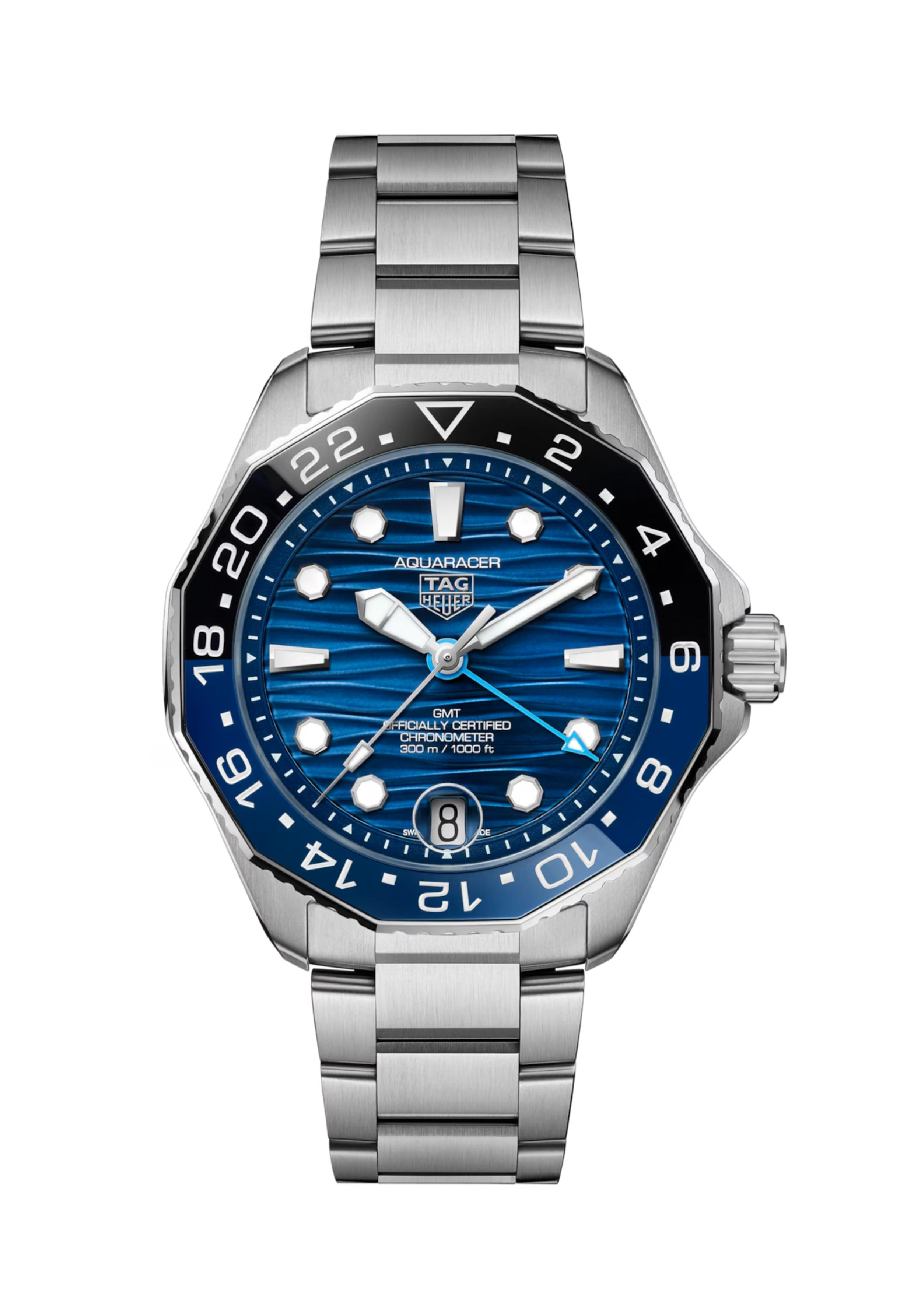 Dit TAG Heuer horloge behoort tot de Aquaracer collectie.
Referentienummer: WBP5114.BA0013

Dit TAG Heuer Aquaracer professional 300 horloge is uitgerust met een automatisch Calibre TH31-03 uurwerk met een gangreserve van 80 uur. Dit duurzame horloge van 42 mm is gemaakt van ultrarobuust staal en keramiek.

Het uurwerk is voorzien van een opvallende lichtblauwe GMT-wijzer, die elke 24 uur één volledige rotatie maakt, volgens de 24-uursschaal op de bidirectionele lunette. Hierdoor kunt u eenvoudig een tweede tijdzone rechtstreeks op uw pols volgen. Het ontwerp van de ring is opgesplitst in twee kleuren om onderscheid te maken tussen dag en nacht: de ene helft is opvallend zwart, passend bij de ring en staat voor de nachtelijke uren van 18.00 uur tot 06.00 uur, terwijl de andere helft levendig blauw is en de uren overdag vertegenwoordigt van 06.00 uur tot 18.00 uur.

De op de oceaan geïnspireerde, diepblauwe, sunray geborstelde wijzerplaat toont heldere, met Super-LumiNova® gevulde wijzers en indexen en een opvallende lichtblauwe GMT-wijzer.

Uw TAG Heuer horloge is 24 maanden na aankoop beschermd onder fabricage garantie. De duur van de garantieperiode van 2 jaar kan worden verlengd naar 5 jaar. Om dit te doen, nodigen wij u uit om een account aan te maken of in te loggen op uw MyTAGHeuer online account en vervolgens uw horloge te registreren. U ontvangt dan een gratis garantieverlenging van 3 jaar.