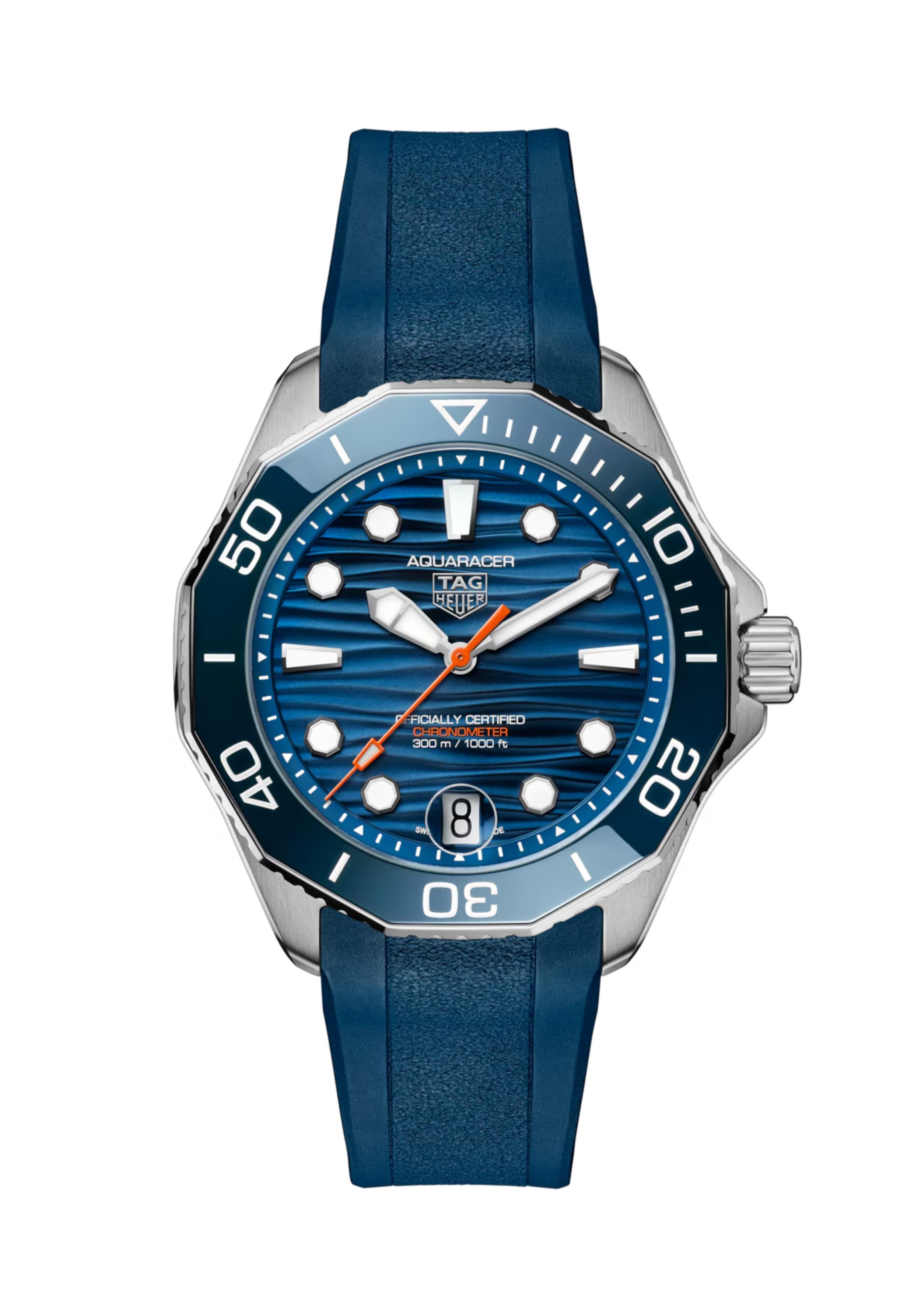Dit TAG Heuer horloge behoort tot de Aquaracer collectie.
Referentienummer: WBP5111.FT6259

Omarm de diepten van de oceaan met deze TAG Heuer Aquaracer Professional 300 stevig om je pols gebonden. Dit 42mm uurwerk, aangedreven door het COSC-gecertificeerde vervaardigde kaliber TH31-00, is uw ultieme metgezel voor onderwaterverkenning. Het TH31-00 uurwerk heeft een powerreserve van 80 uur. De kast is gemaakt van edelstaal en de band van rubber. Het horloge is getest op een waterdichtheid van 30ATM /300m. De blauwe wijzerplaat met een golvend patroon doet denken aan de onderwaterschoonheid en wordt aangevuld met lichtgevende, met Super-LumiNova® gevulde indexen en wijzers, terwijl de oranje centrale wijzer een levendig tintje toevoegt. De keramisch blauwe uni directionele ring met een schaal van 60 minuten, die de ultra robuuste stalen kast omcirkelt, biedt superieure ergonomie en een bevredigend draaigeluid. Het horloge heeft een krasvrij saffierglas met anti-reflectieve coating.


Uw TAG Heuer horloge is 24 maanden na aankoop beschermd onder fabricage garantie. De duur van de garantieperiode van 2 jaar kan worden verlengd naar 5 jaar. Om dit te doen, nodigen wij u uit om een account aan te maken of in te loggen op uw MyTAGHeuer online account en vervolgens uw horloge te registreren. U ontvangt dan een gratis garantieverlenging van 3 jaar.