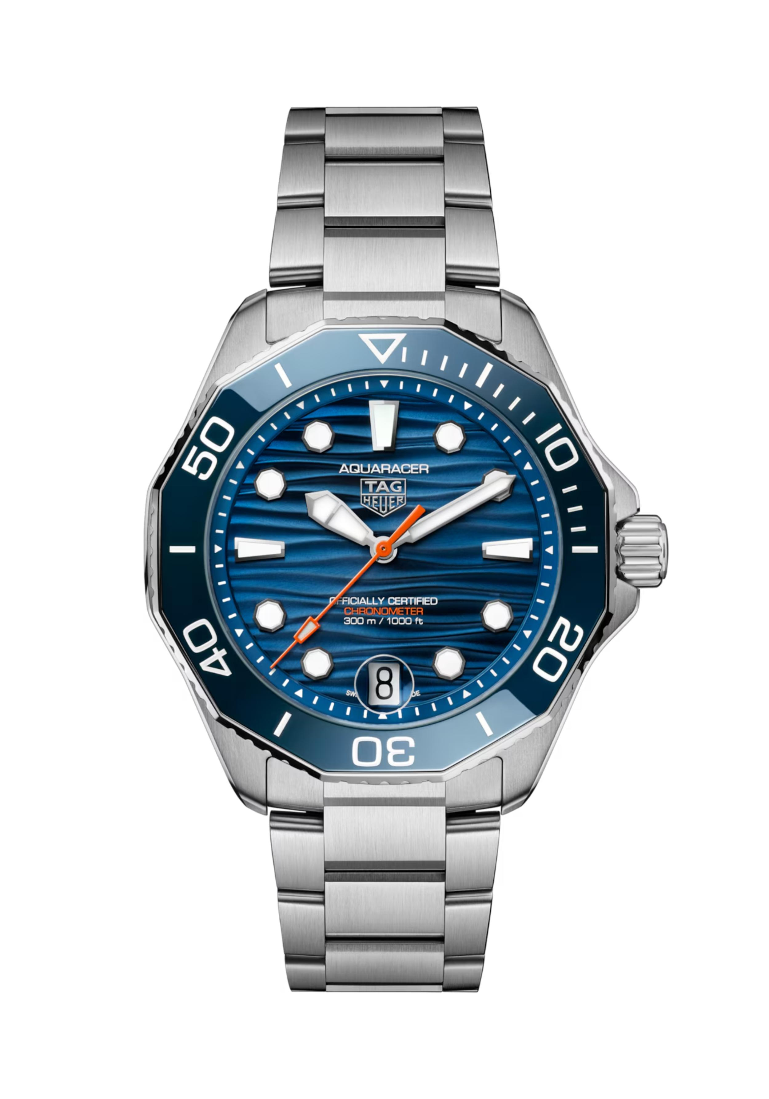 Dit TAG Heuer horloge behoort tot de Aquaracer collectie.
Referentienummer: WBP5111.BA0013

Het TH31-00 uurwerk is COSC-Certified chronometer en heeft een powerreserve van 80 uur. De kast en band zijn gemaakt van edelstaal. Het horloge heeft een diameter van 42mm en is getest op een waterdichtheid van 30 atm / 300 m. De blauwe wijzerplaat met een golvend patroon doet denken aan de onderwaterschoonheid en is voorzien van witte Super-LumiNova®-aangebrachte wijzers en indexen, versterkt door een levendig oranje centrale wijzer voor optimale zichtbaarheid. Dit horloge is geschikt voor elk maritiem avontuur, van diepzeeverkenning tot casual zeilen. Het horloge heeft een krasvrij saffierglas met anti-reflectieve coating.

Verken de diepe uiteinden met deze enorm robuuste TAG Heuer Aquaracer, aangedreven door het COSC-gecertificeerde vervaardigde kaliber TH31-00. Dit horloge van 42 mm is geschikt voor elk maritiem avontuur, van diepzeeverkenning tot casual zeilen.

Uw TAG Heuer horloge is 24 maanden na aankoop beschermd onder fabricage garantie. De duur van de garantieperiode van 2 jaar kan worden verlengd naar 5 jaar. Om dit te doen, nodigen wij u uit om een account aan te maken of in te loggen op uw MyTAGHeuer online account en vervolgens uw horloge te registreren. U ontvangt dan een gratis garantieverlenging van 3 jaar.