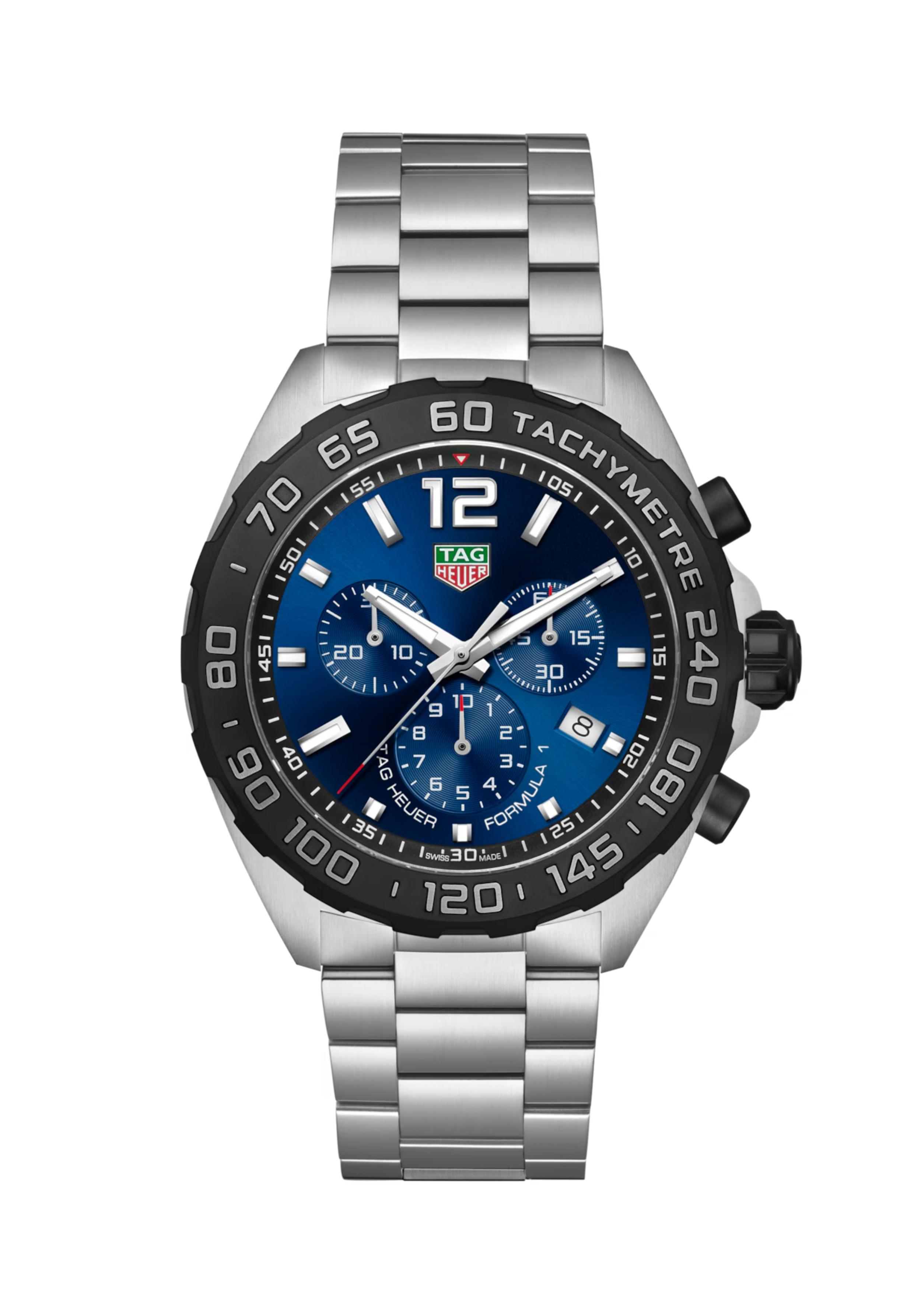 Dit TAG Heuer horloge behoort tot de Formula 1 collectie.
Referentienummer: CAZ101AV.BA0842

Door de perfecte mix van stijl en prestaties te combineren, is deze TAG Heuer Formule 1-chronograaf geschikt voor elke uitdaging. Dit uurwerk van 43 mm combineert een opvallende blauwe sunray-geborstelde wijzerplaat en een slanke stalen band en herneemt een klassiek race-icoon met een moderne twist. De betoverende blauwe wijzerplaat is versierd met drie azuurblauwe subdials, met elke een rode wijzer. De kast van fijn geborsteld staal wordt aangevuld met een zwarte PVD-tachymeterring, die een harmonieuze mix van elegantie en sportiviteit biedt. Aangedreven door een betrouwbaar quartz uurwerk en gekoppeld aan een veerkrachtige stalen armband met drie rijen, is dit horloge geschikt voor het snelle leven.

Uw TAG Heuer horloge is 24 maanden na aankoop beschermd onder fabricage garantie. De duur van de garantieperiode van 2 jaar kan worden verlengd naar 5 jaar. Om dit te doen, nodigen wij u uit om een account aan te maken of in te loggen op uw MyTAGHeuer online account en vervolgens uw horloge te registreren. U ontvangt dan een gratis garantieverlenging van 3 jaar.