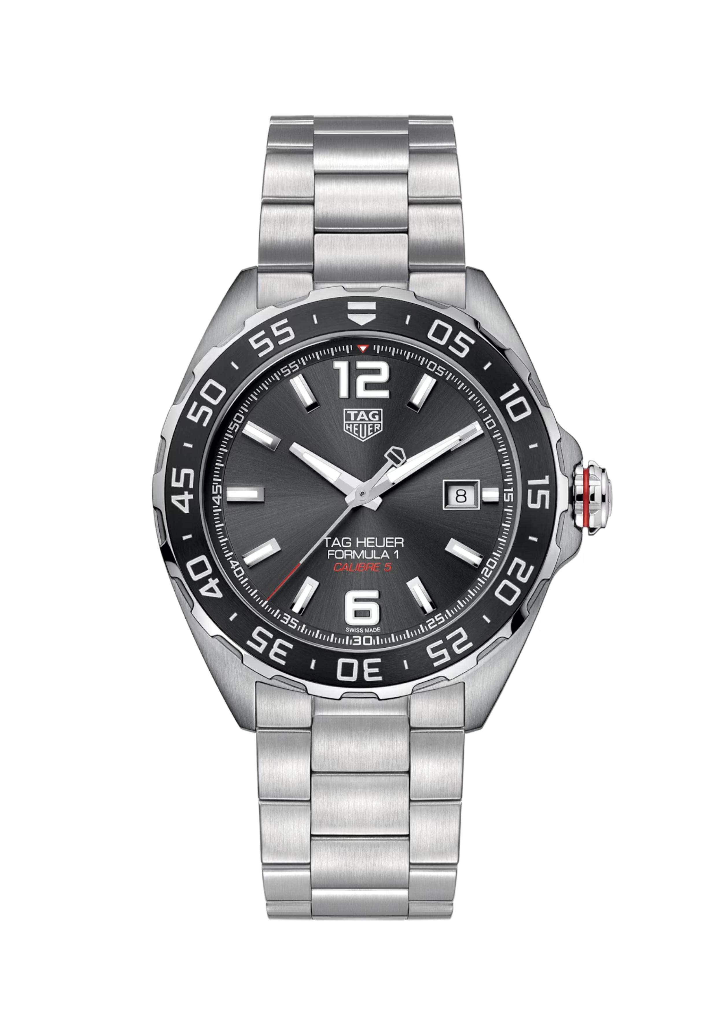 Dit TAG Heuer horloge behoort tot de Formula 1 collectie. Referentienummer: WAZ2011.BA0842

Een herenhorloge met drie tellers, aangedreven door het robuuste TAG Heuer Calibre 5-uurwerk en boordevol professionele tijdfunctie. Een vaandeldrager van TAG Heuer's voortdurende betrokkenheid bij motorsport.
De TAG Heuer Formula 1 is voorzien van een Calibre 5 Automatic uurwerk en de kast is gemaakt van edelstaal. Het horloge heeft een diameter van 43 mm en is getest op een waterdichtheid van 20 ATM / 200 meter. De horlogeband is gemaakt van edelstaal. 

Uw TAG Heuer horloge is 24 maanden na aankoop beschermd onder fabricage garantie. De duur van de garantieperiode van 2 jaar kan worden verlengd naar 5 jaar. Om dit te doen, nodigen wij u uit om een account aan te maken of in te loggen op uw MyTAGHeuer online account en vervolgens uw horloge te registreren. U ontvangt dan een gratis garantieverlenging van 3 jaar.