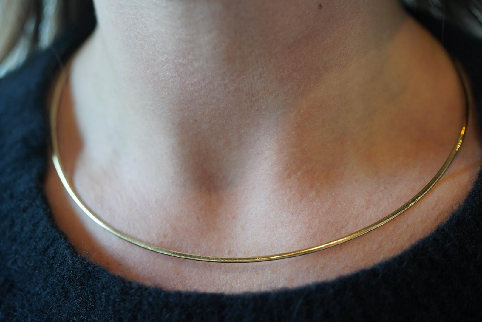 Zo goed als nieuw omega collier, in bicolour uitgevoerd. Witgoud aan de ene kant, geelgoud aan de andere kant. Met prachtig uitgevoerde sluiting, voorzien van het officiele Nederlands keurteken voor 14 karaat. 7,5 gram, 45 CM. 