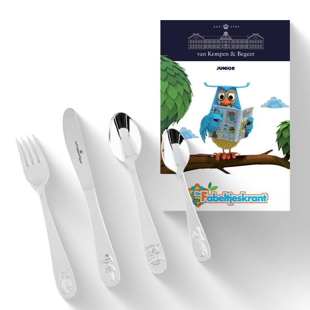 De Verzilverde spaarpot Fabeltjes Krant met modelnummer KS073.GA4 is een schitterend geboortecadeau, ideaal voor kinderkamers. Deze verzilverde spaarpot combineert nostalgisch ontwerp met functionaliteit en is perfect voor het aanmoedigen van spaargedrag bij kinderen. Plaats het op een prominente plek in de kamer voor een decoratief tintje en gemakkelijke toegang voor kleine spaarders. Meneer de Uil