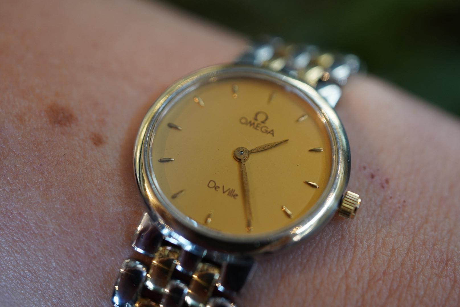 Tijdloos en klassieke Omega de Ville dameshorloge te koop! Dit prachtige horloge heeft recent onderhoud gehad & kast + band zijn volledig opgemaakt. Voorzien van nieuwe batterij en wordt verkocht met 1 jaar garantie. Originele vouwsluiting & band, het glas is zonder beschadigingen en super scherp.

- 1 jaar garantie
- Geen originele doos + papieren
- Voorzien van origineel Omega uurwerk
- Voor de slanke damespols gemaakt, moet hij langer? Neem contact op voor de mogelijkheden. 