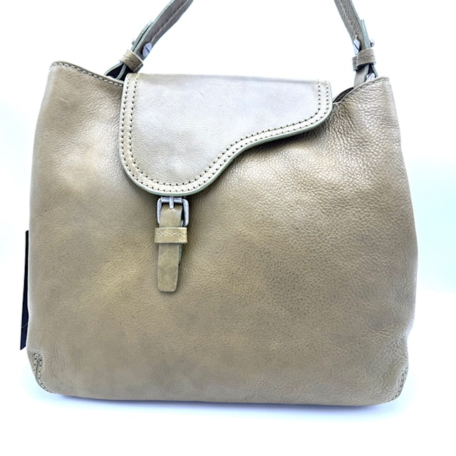 Gianni Conti Leren Tas – Pistachio met Denim Voering en Dubbele Compartimenten

Ervaar de perfecte mix van Italiaans vakmanschap, functionaliteit en tijdloze klasse met deze prachtige Gianni Conti tas in de diepe kleur Pistachio. Gemaakt van hoogwaardig rundleer en stijlvol afgewerkt met een stevige denim voering, is dit een tas die jarenlang meegaat en met de tijd alleen maar mooier wordt.

Dankzij de slimme indeling met twee ruime hoofdcompartimenten, een toprits én een extra klepsluiting met kliksluiting, biedt deze tas de veiligheid én het gebruiksgemak dat je zoekt.

Belangrijkste kenmerken:

Gemaakt van soepel en duurzaam rundleer

Kleur: Pistachio (olijfgroen) – stijlvol en tijdloos

Gevoerd met sterke denim stof voor extra stevigheid

Twee hoofdcompartimenten:

Één met ritsvak

Één met steekvak

Afsluitbaar met toprits en optioneel extra met een klep met kliksluiting

Ritsvak aan de achterzijde voor snelle toegang tot je essentials

Korte schouderband – afneembaar voor hand- of schoudergebruik

Lange schouderband – afneembaar én verstelbaar voor crossbody gebruik

Pootjes aan de onderzijde beschermen het leer tegen vuil en slijtage

Afmetingen:

Hoogte: 26 cm

Breedte: 28 cm

Diepte: 10 cm

Deze Gianni Conti leren tas in chocolate is ideaal voor de vrouw die houdt van stijl, structuur en comfort in één accessoire. Draag hem naar kantoor, tijdens het winkelen of in je vrije tijd – deze tas is altijd een goede keuze.

Bestel vandaag nog en voeg een vleugje Italiaanse klasse toe aan jouw look.