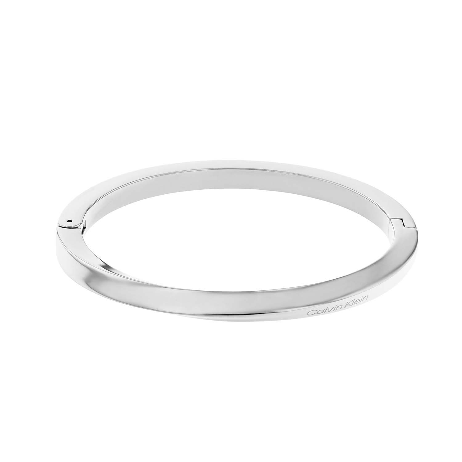 
Deze stalen dames armband van Calvin Klein met nr CJ35000312 heeft een strakke uitstraling. De zilverkleurige bangle armband is glimmend en heeft een gravure van het merk aan de onderkant. De armband opent met een scharnier sluiting en is op 1 maat te dragen. 
