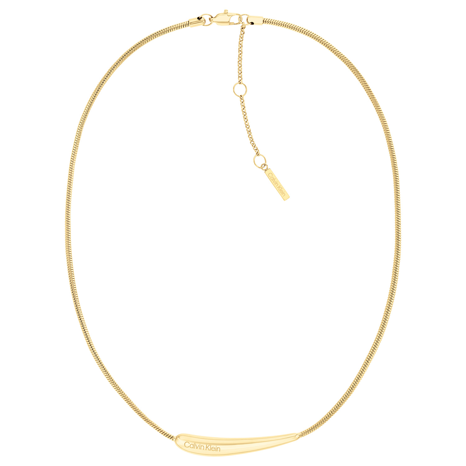 Calvin Klein CJ35000398 Dames Ketting Staal 
Deze stalen dames ketting van Calvin Klein met nr CJ35000339 heeft een strakke uitstraling. De goudkleurige choker is glimmend en heeft een gravure van het merk op het aparte tussenstuk, dat de vorm heeft van een langwerpige druppel. De ketting heeft een fijne slangschakel met een verlengstuk eraan met meerdere tussenogen. De ketting sluit met een karabijn sluiting. De totale lengte is 45cm. Leuk te combineren met andere sieraden uit de serie van Calvin Klein.

OVER CALVIN KLEIN
Calvin Klein is een wereldwijd lifestylemerk dat gewaagde, vooruitstrevende idealen en een verleidelijke, vaak minimalistische, esthetiek nastreeft. Calvin Klein werd groot in de jaren 70 door haar mode- en merkjeans collecties. In de jaren 80 lanceerde Calvin Klein haar spraakmakende ondergoed dat uitdrukkelijk van logo ’s voorzien was. Vanwege het grote succes is het merk ook succesvol uitgerold in Accessoires, Parfums, Home, Brillen, Golf, Horloges en Sieraden.
Sinds de oprichting in 1968 door Calvin Klein, heeft het merk haar reputatie opgebouwd als leider in de Amerikaanse mode, dankzij een cleane esthetiek en innovatieve ontwerpen. Calvin Klein wil haar publiek verleiden en inspireren door middel van provocerende beelden en opvallende ontwerpen die prikkelen. 

SPECIFICATIES:
- Stalen dames ketting
- Choker 45cm
- Goudkleurig
- Glimmend