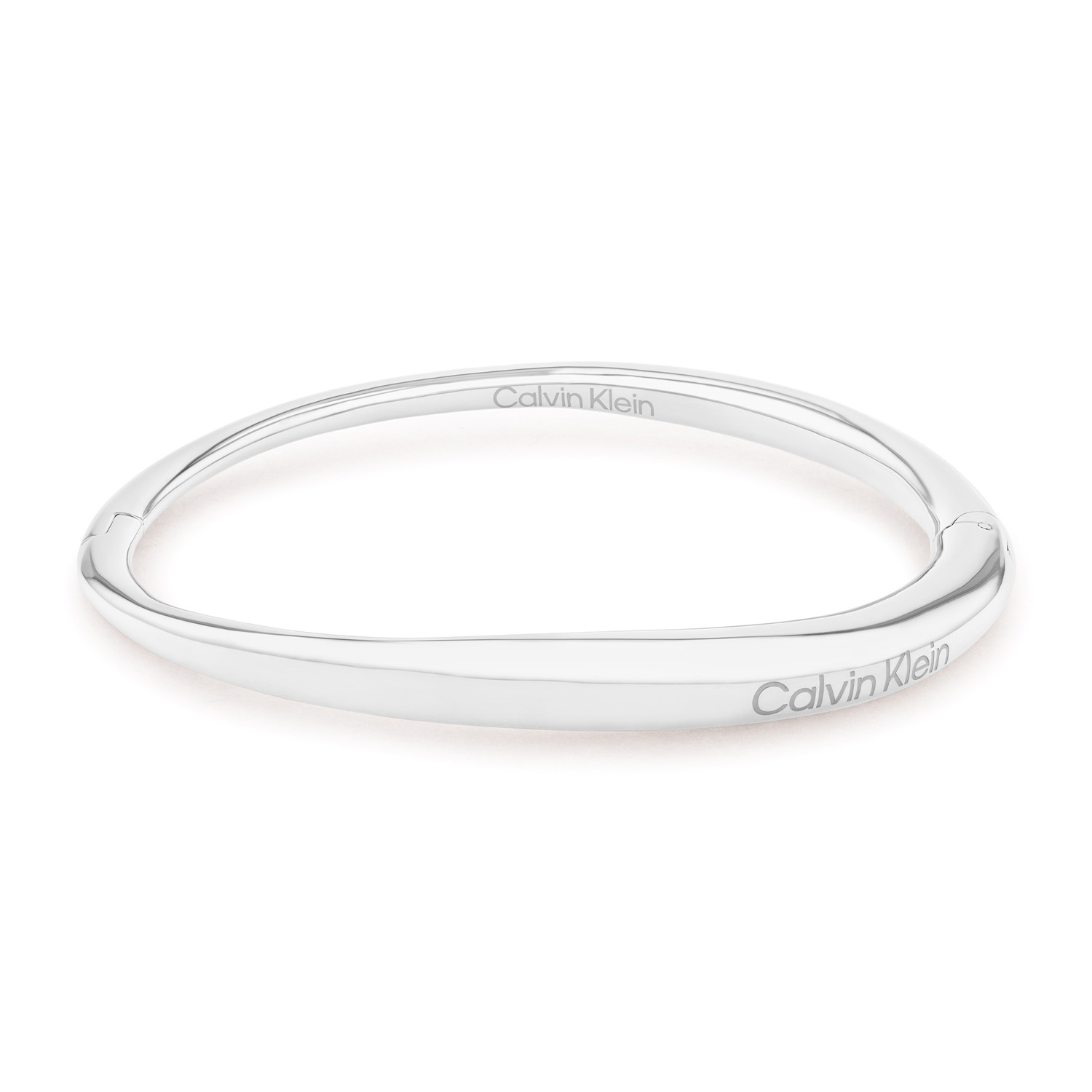 
Deze stalen dames armband van Calvin Klein met nr CJ35000349 heeft een strakke uitstraling. De zilverkleurige armband is glimmend en heeft een gravure van het merk op het aparte bovenstuk, dat de vorm heeft van een langwerpige druppel. De armband heeft een scharnier sluiting en is op 1 maat te dragen.