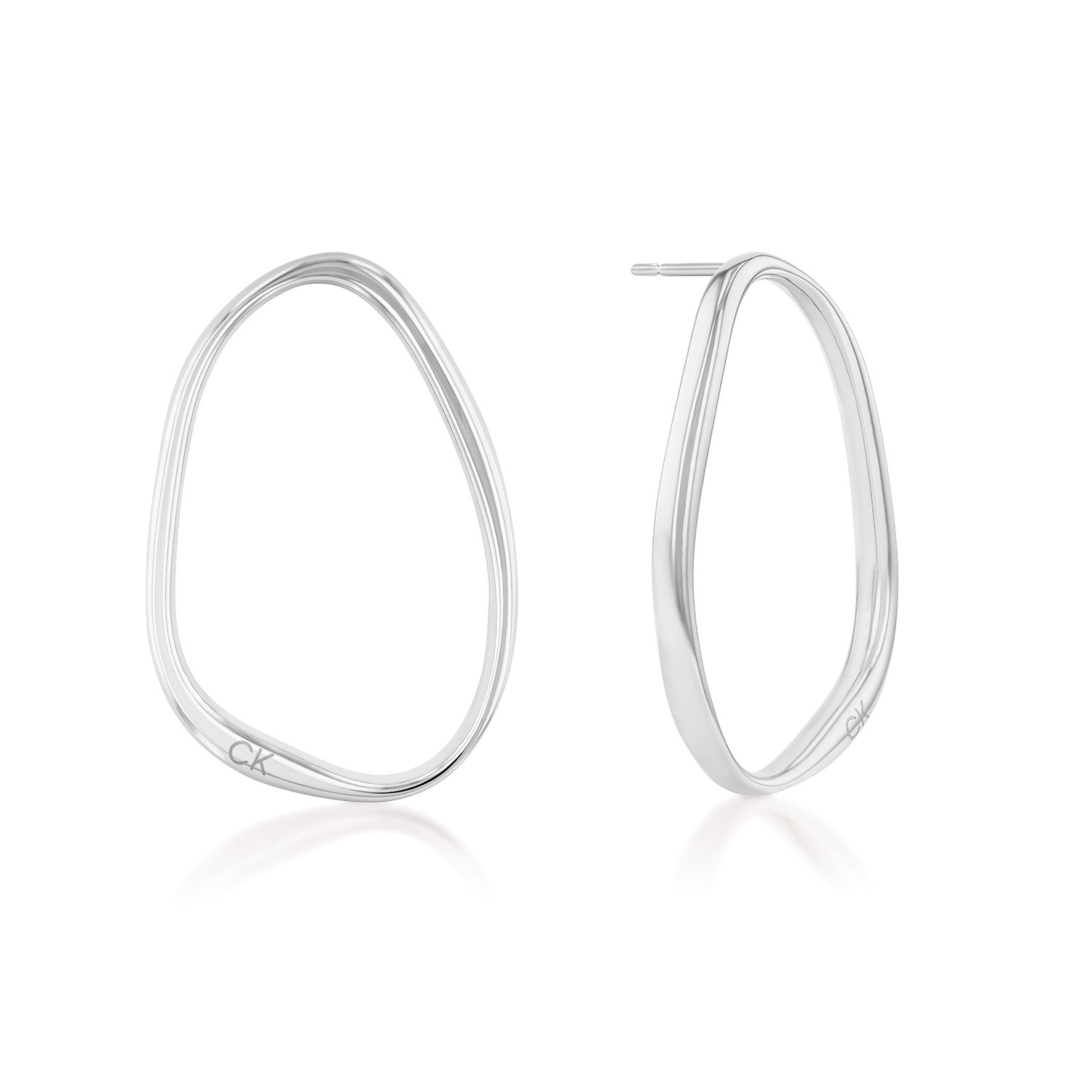 Calvin Klein CJ35000450 Dames Oorbel Staal 
Deze stalen dames oorbellen van Calvin Klein met nr CJ35000450 hebben een sierlijke uitstraling. De zilverkleurige oorbellen gaan met een steker in het oor en zijn opengewerkt. De fijne buizen hebben een sculpturale vorm met daarop het CK logo. Leuk te combineren met andere sieraden uit de serie van Calvin Klein.

OVER CALVIN KLEIN
Calvin Klein is een wereldwijd lifestylemerk dat gewaagde, vooruitstrevende idealen en een verleidelijke, vaak minimalistische, esthetiek nastreeft. Calvin Klein werd groot in de jaren 70 door haar mode- en merkjeans collecties. In de jaren 80 lanceerde Calvin Klein haar spraakmakende ondergoed dat uitdrukkelijk van logo ’s voorzien was. Vanwege het grote succes is het merk ook succesvol uitgerold in Accessoires, Parfums, Home, Brillen, Golf, Horloges en Sieraden.
Sinds de oprichting in 1968 door Calvin Klein, heeft het merk haar reputatie opgebouwd als leider in de Amerikaanse mode, dankzij een cleane esthetiek en innovatieve ontwerpen. Calvin Klein wil haar publiek verleiden en inspireren door middel van provocerende beelden en opvallende ontwerpen die prikkelen. 

SPECIFICATIES:
- Stalen dames oorbellen
- Sculpturale vorm
- Zilverkleurig
- Glimmend