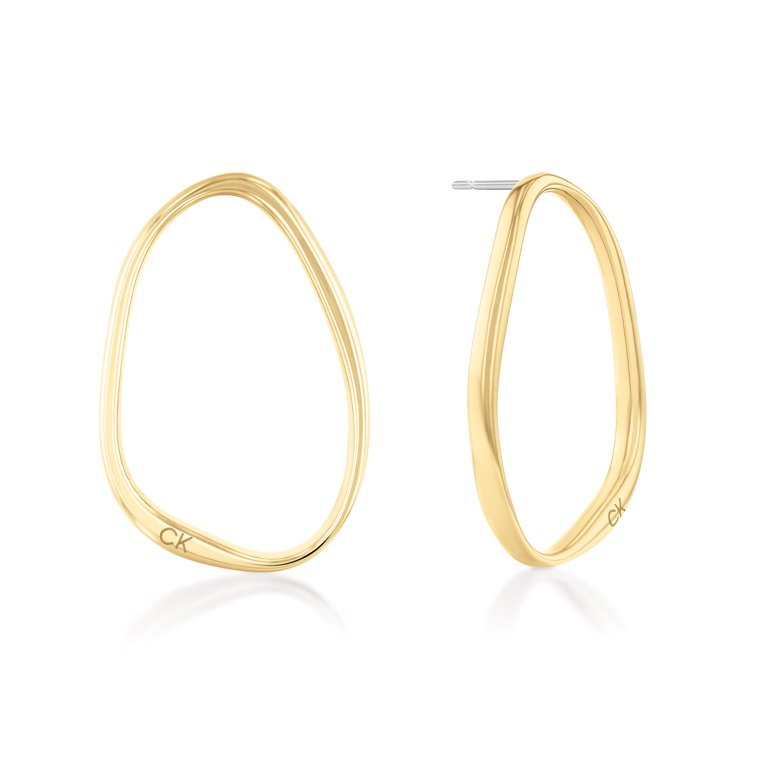 Calvin Klein CJ35000410 Dames Oorbel Staal 
Deze stalen dames oorbellen van Calvin Klein met nr CJ35000451 hebben een sierlijke uitstraling. De goudkleurige oorbellen gaan met een steker in het oor en zijn opengewerkt. De fijne buizen hebben een sculpturale vorm met daarop het CK logo. Leuk te combineren met andere sieraden uit de serie van Calvin Klein.

