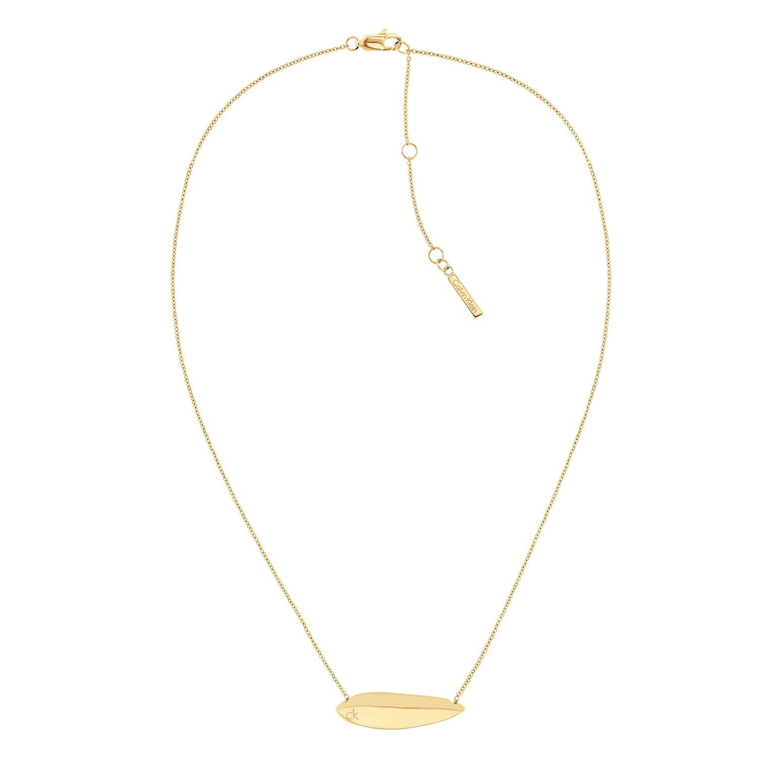 Calvin Klein CJ35000816 Dames Ketting Staal GP Deze stalen dames ketting van Calvin Klein met nr CJ35000816 heeft een sierlijk uiterlijk. De ketting is fijne met in het midden een glanzend sculpturaal stalen tussenstuk in druppelvorm. Door de extra tussenogen kan de ketting op verschillende lengtes gedragen worden. De totale lengte is 51cm. Leuk te combineren met andere sieraden uit de serie van Calvin Klein. OVER CALVIN KLEIN Calvin Klein is een wereldwijd lifestylemerk dat gewaagde, vooruitstrevende idealen en een verleidelijke, vaak minimalistische, esthetiek nastreeft. Calvin Klein werd groot in de jaren 70 door haar mode- en merkjeans collecties. In de jaren 80 lanceerde Calvin Klein haar spraakmakende ondergoed dat uitdrukkelijk van logo ’s voorzien was. Vanwege het grote succes is het merk ook succesvol uitgerold in Accessoires, Parfums, Home, Brillen, Golf, Horloges en Sieraden. Sinds de oprichting in 1968 door Calvin Klein, heeft het merk haar reputatie opgebouwd als leider in de Amerikaanse mode, dankzij een cleane esthetiek en innovatieve ontwerpen. Calvin Klein wil haar publiek verleiden en inspireren door middel van provocerende beelden en opvallende ontwerpen die prikkelen. SPECIFICATIES: - Stalen dames ketting - Lengte totaal: 51cm - Goudkleurig - Glimmend