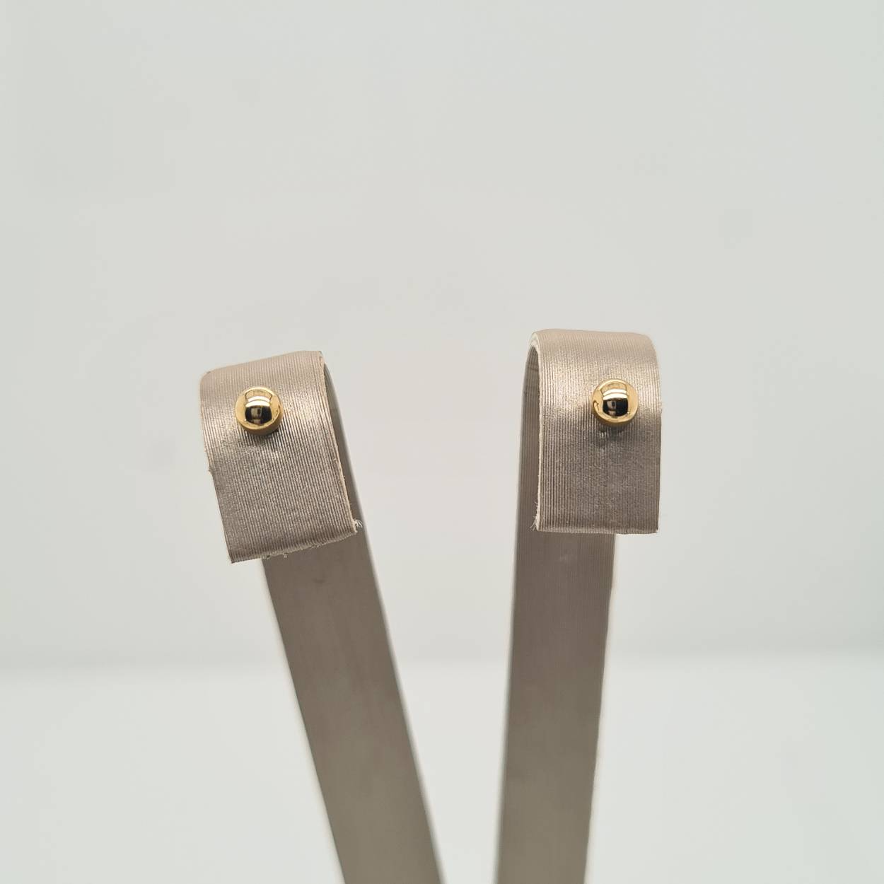 14krt geelgouden oorknoppen met een massieve bol. De oorknoppen zijn ook verkrijgbaar in het witgoud.