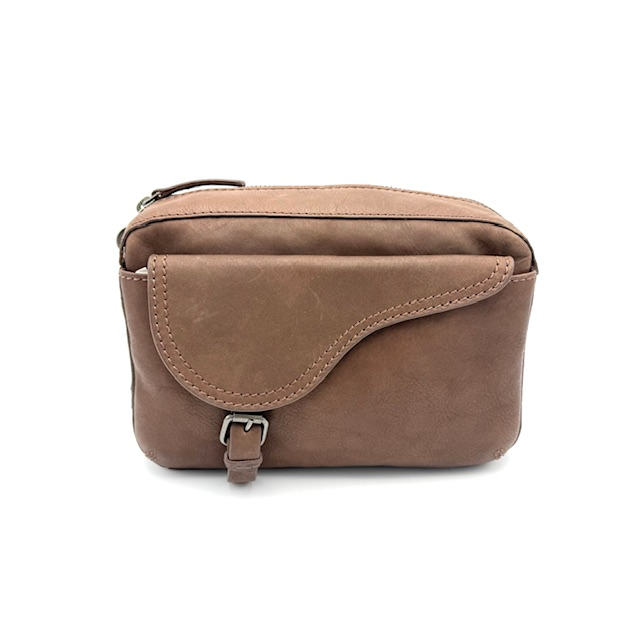 Luxe Italiaanse Leren Schoudertas

Deze elegante schoudertas is vervaardigd van het fijnste leer uit Italië en combineert vakmanschap met een tijdloos design. De tas is volledig gevoerd met een stevige jeansstof, wat zorgt voor een moderne, casual uitstraling en extra duurzaamheid.

Dankzij de verstelbare schouderriem draag je de tas comfortabel op jouw gewenste lengte. Aan de achterkant bevindt zich een praktisch ritsvak, ideaal voor het veilig opbergen van kleine essentials.

De tas sluit met een klepje over het voorvak, waaronder een handig steekvak schuilgaat – perfect voor snelle toegang tot je telefoon of sleutels. Het hoofdvak opent via een stevige toprits en beschikt binnenin over een extra ritsvak voor kleinere items.

Afmetingen:
Hoogte: 15 cm
Breedte: 23 cm
Diepte: 8 cm

Een stijlvolle en functionele tas voor dagelijks gebruik of een avondje uit.