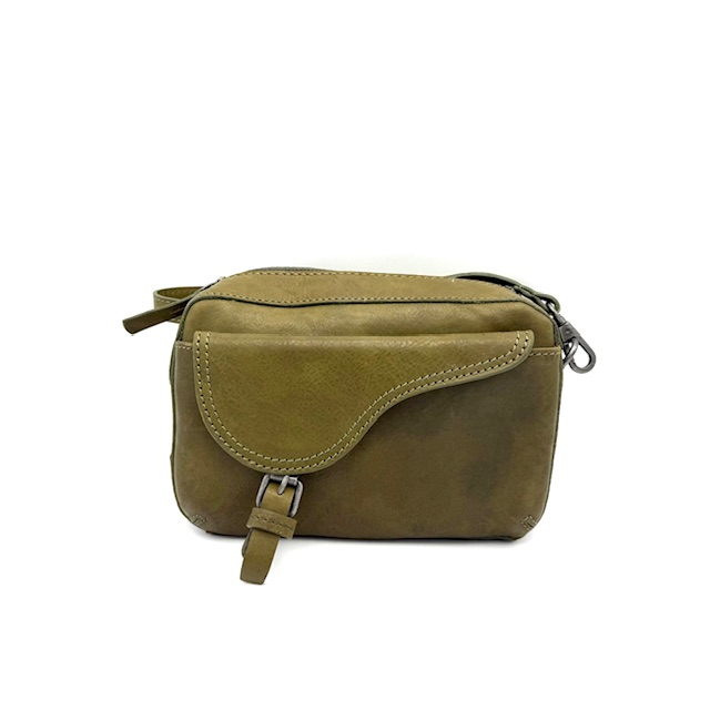 Luxe Italiaanse Leren Schoudertas

Deze elegante schoudertas is vervaardigd van het fijnste leer uit Italië en combineert vakmanschap met een tijdloos design. De tas is volledig gevoerd met een stevige jeansstof, wat zorgt voor een moderne, casual uitstraling en extra duurzaamheid.

Dankzij de verstelbare schouderriem draag je de tas comfortabel op jouw gewenste lengte. Aan de achterkant bevindt zich een praktisch ritsvak, ideaal voor het veilig opbergen van kleine essentials.

De tas sluit met een klepje over het voorvak, waaronder een handig steekvak schuilgaat – perfect voor snelle toegang tot je telefoon of sleutels. Het hoofdvak opent via een stevige toprits en beschikt binnenin over een extra ritsvak voor kleinere items.

Afmetingen:
Hoogte: 15 cm
Breedte: 23 cm
Diepte: 8 cm

Een stijlvolle en functionele tas voor dagelijks gebruik of een avondje uit.