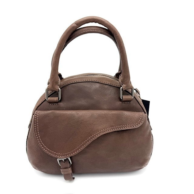 Luxe Italiaanse Leren Hand- en Schoudertas

Deze elegante tas is gemaakt van het fijnste leer uit Italië en straalt pure klasse uit. De binnenkant is gevoerd met stevige jeansstof, wat zorgt voor een eigentijdse touch en extra duurzaamheid.

De tas is voorzien van een korte handgreep én een verstelbare schouderriem, zodat je haar zowel in de hand als over de schouder kunt dragen – ideaal voor elke gelegenheid.

Slim ingedeeld:

Achterrits voor veilige opbergruimte

Voorvak met klepje, daaronder een handig steekvak

Hoofdvak met toprits, binnenin nog een ritsvak

Afmetingen:
Hoogte: 19 cm
Breedte: 26 cm
Diepte: 12 cm

Een stijlvolle, compacte en praktische tas die je outfit compleet maakt – van werk tot weekend.