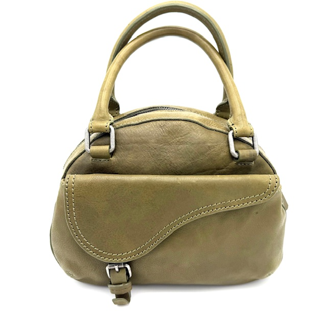 Luxe Italiaanse Leren Hand- en Schoudertas

Deze elegante tas is gemaakt van het fijnste leer uit Italië en straalt pure klasse uit. De binnenkant is gevoerd met stevige jeansstof, wat zorgt voor een eigentijdse touch en extra duurzaamheid.

De tas is voorzien van een korte handgreep én een verstelbare schouderriem, zodat je haar zowel in de hand als over de schouder kunt dragen – ideaal voor elke gelegenheid.

Slim ingedeeld:

Achterrits voor veilige opbergruimte

Voorvak met klepje, daaronder een handig steekvak

Hoofdvak met toprits, binnenin nog een ritsvak

Afmetingen:
Hoogte: 19 cm
Breedte: 26 cm
Diepte: 12 cm

Een stijlvolle, compacte en praktische tas die je outfit compleet maakt – van werk tot weekend.