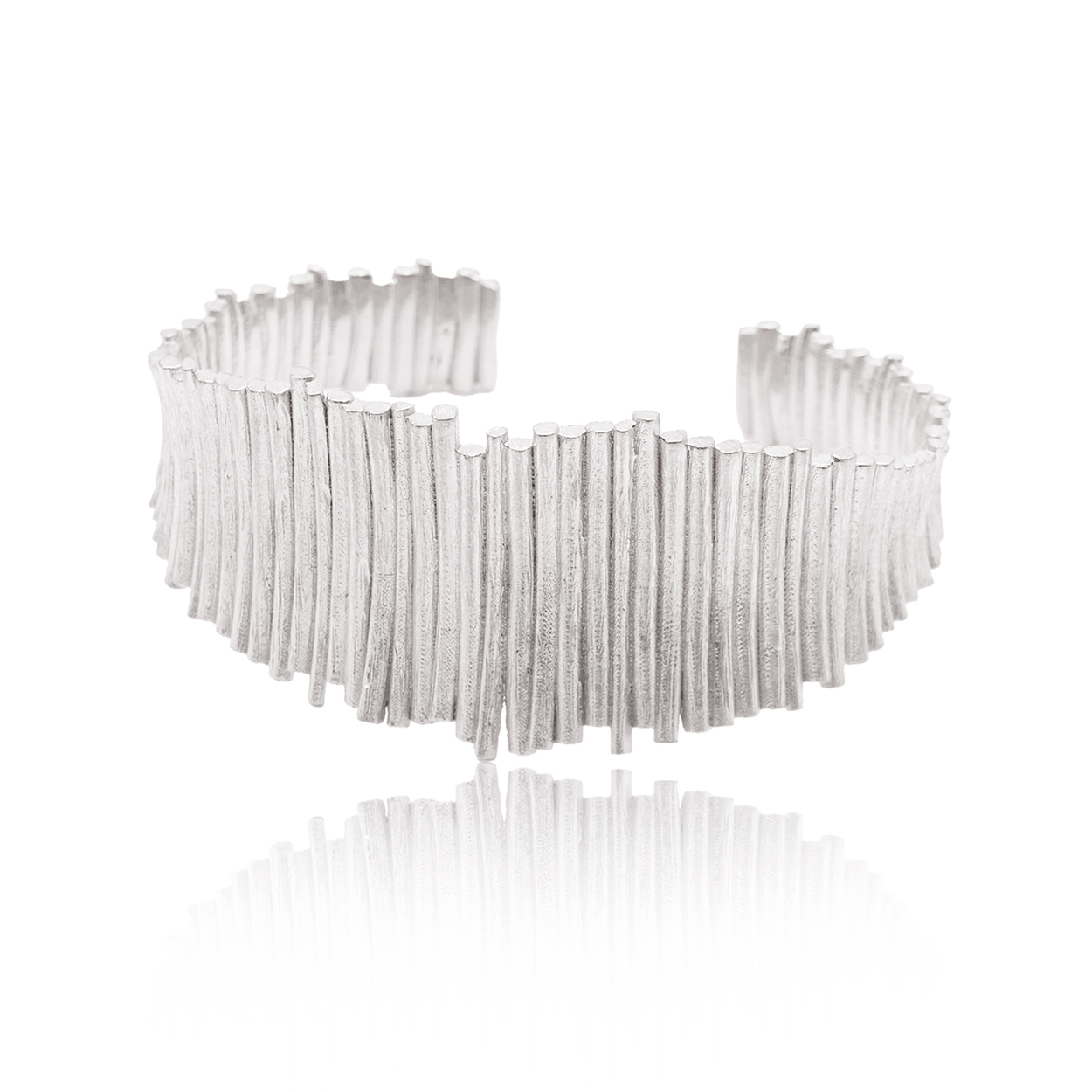Een stijlvolle zilveren armband. 
De armband is mooi te combineren met de bijpassende ring en hanger.