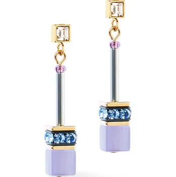 De Mystic Orchid gouden oorknopjes combineren kleurnuances met een modern design. Een glinsterende mauve kubus ontmoet een sprankelende lichtblauwe kristal, met goudkleurige roestvrijstalen details. Perfect om solo te dragen of te combineren met andere oorbellen. 