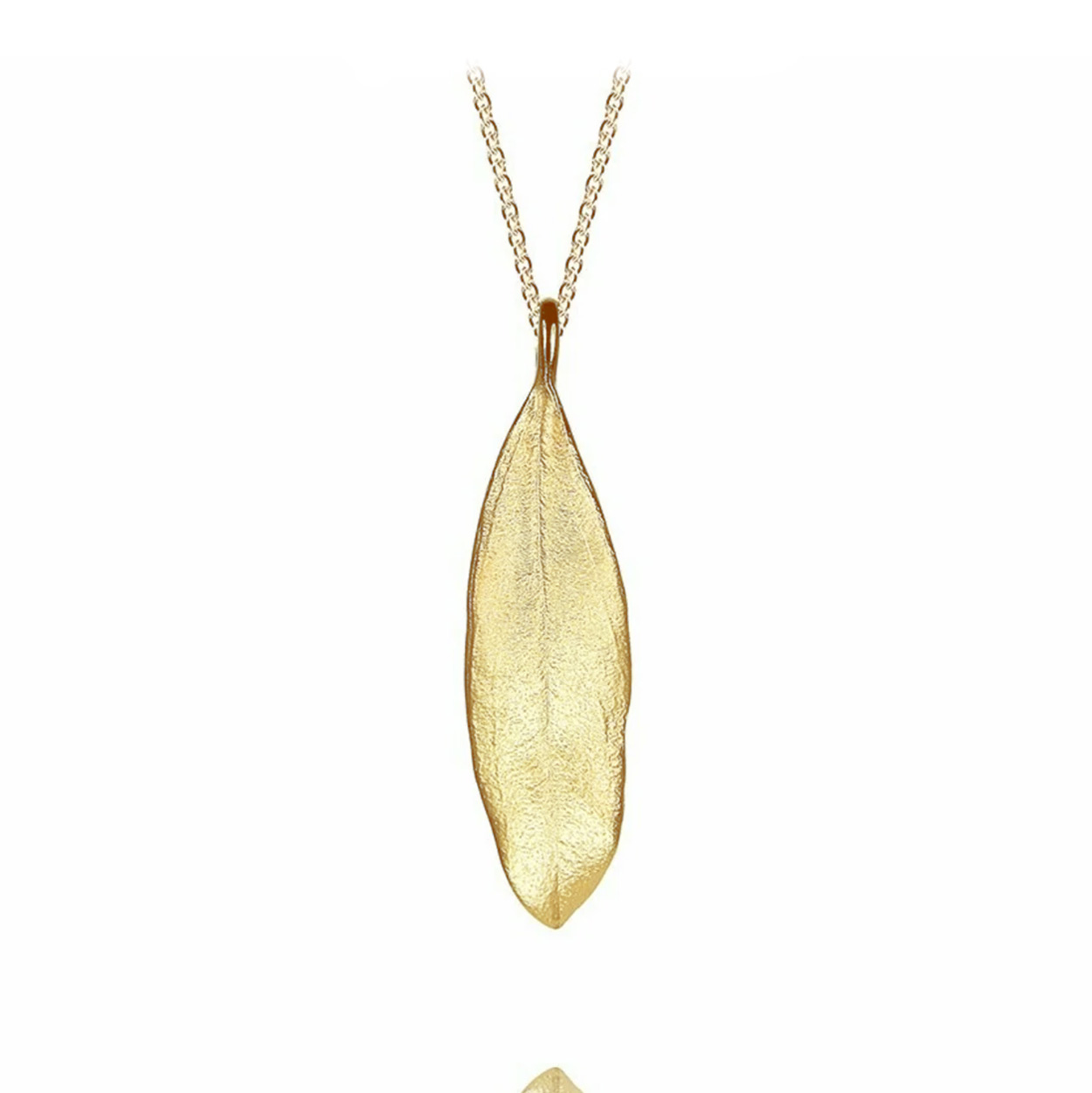 Een verguld zilveren hanger in de vorm van een olijfblad.

De hanger is exclusief collier.