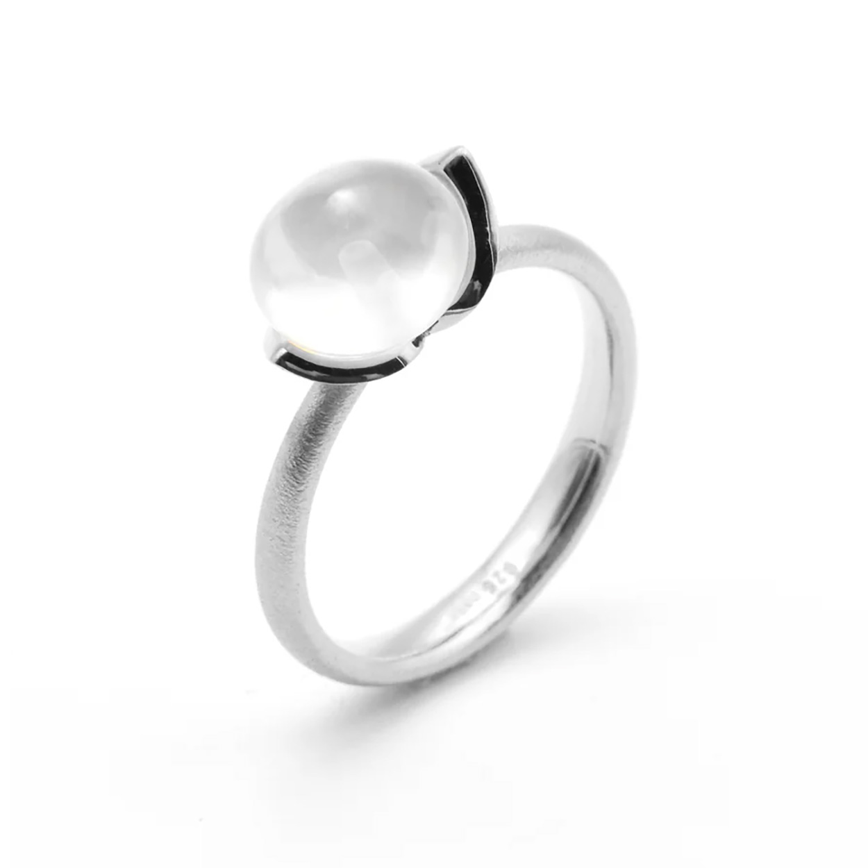Een bijzondere zilveren ring met een melkkwarts.