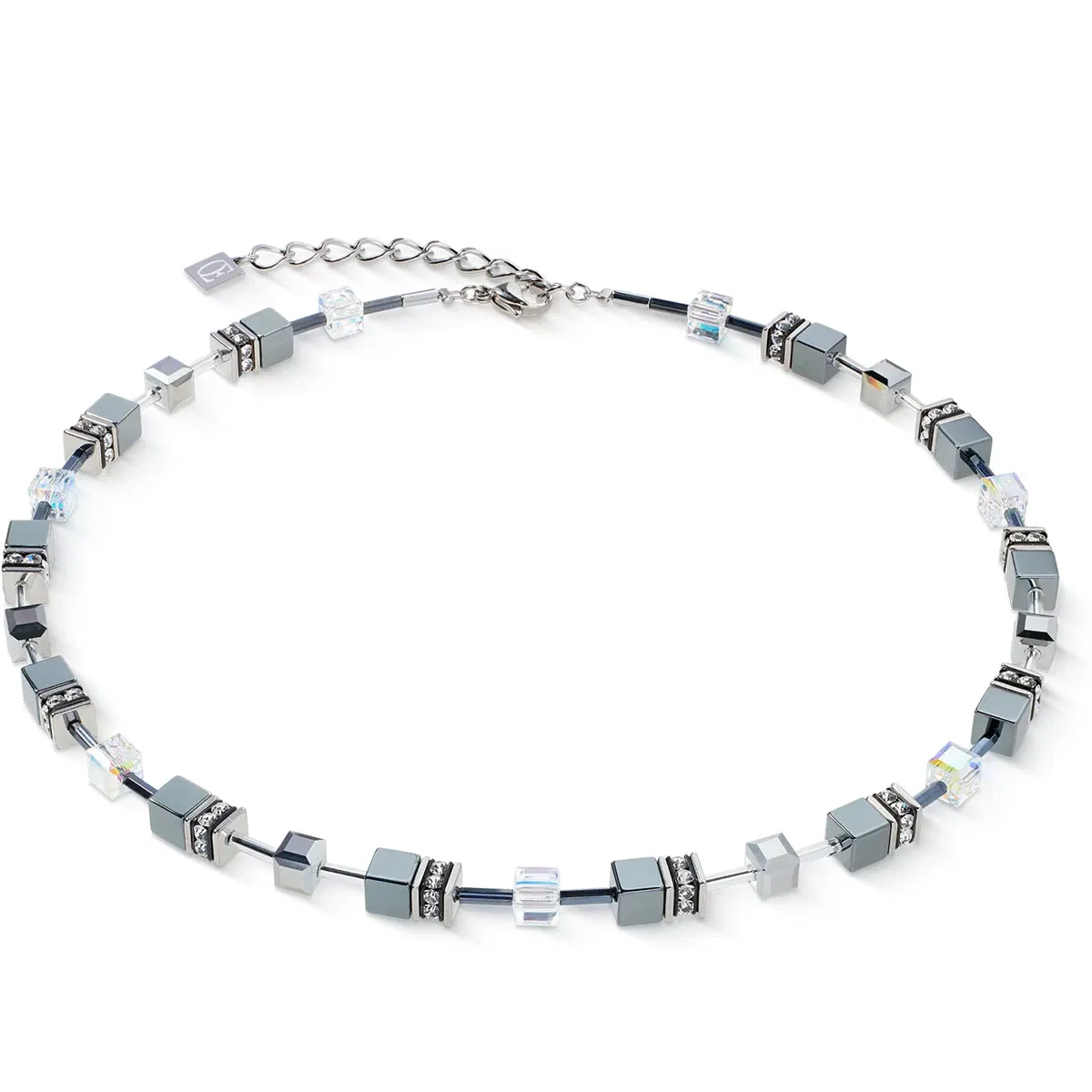De COEUR DE LION COLLIER 4015/10-1217 is een verfijnde, stijlvolle ketting, perfect voor elke gelegenheid. Gemaakt met hoogwaardige materialen, biedt het een tijdloze uitstraling die elke outfit verfraait. Draag het met een formele jurk voor een elegante uitstraling of combineer het met casual kleding voor een chique touch. Een must-have accessoire voor elke sieradenliefhebber.