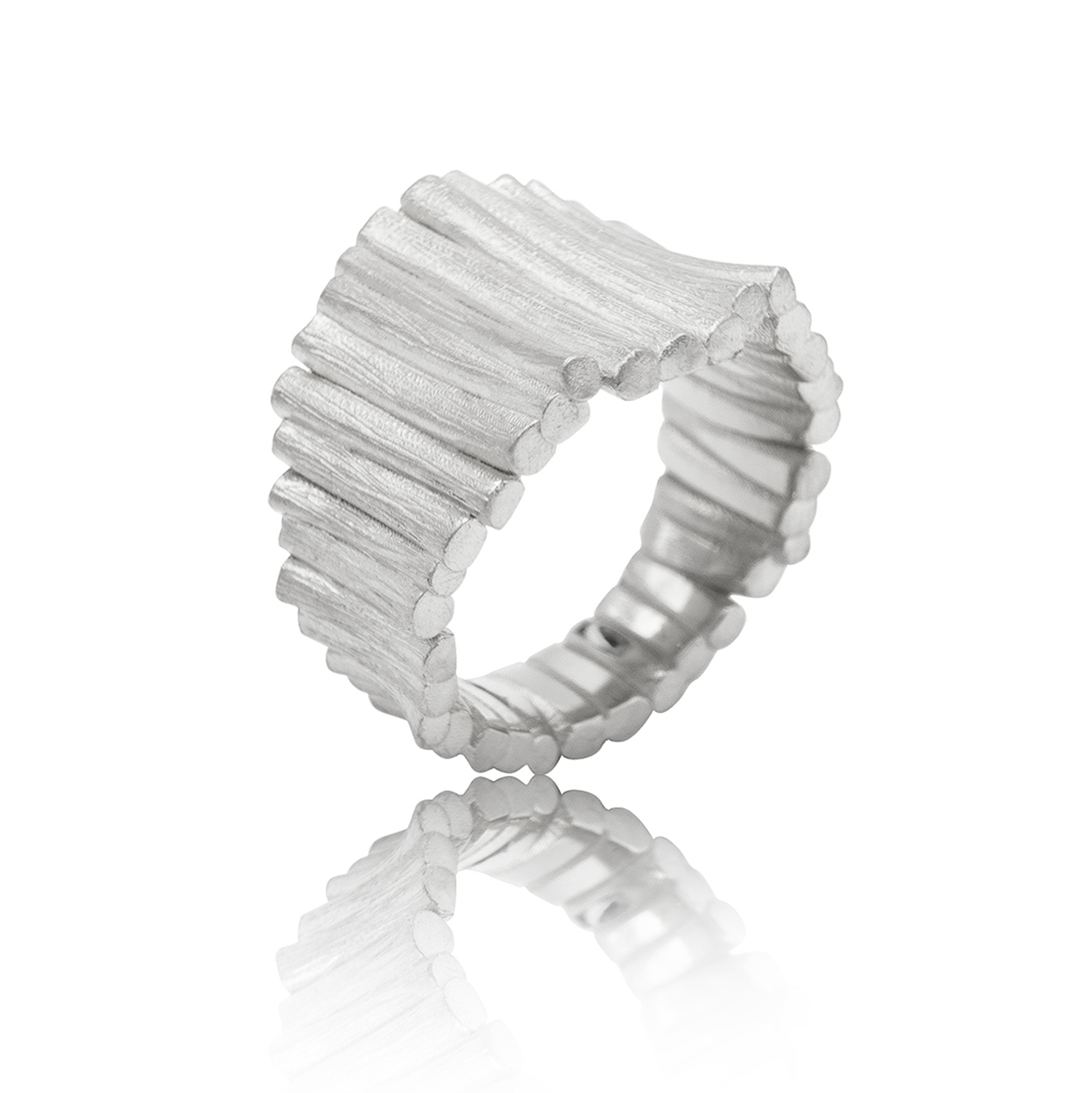 Een bijzondere zilveren ring van het merk Noën. 
Deze ring is mooi te combineren met de bijpassende armband en collier.