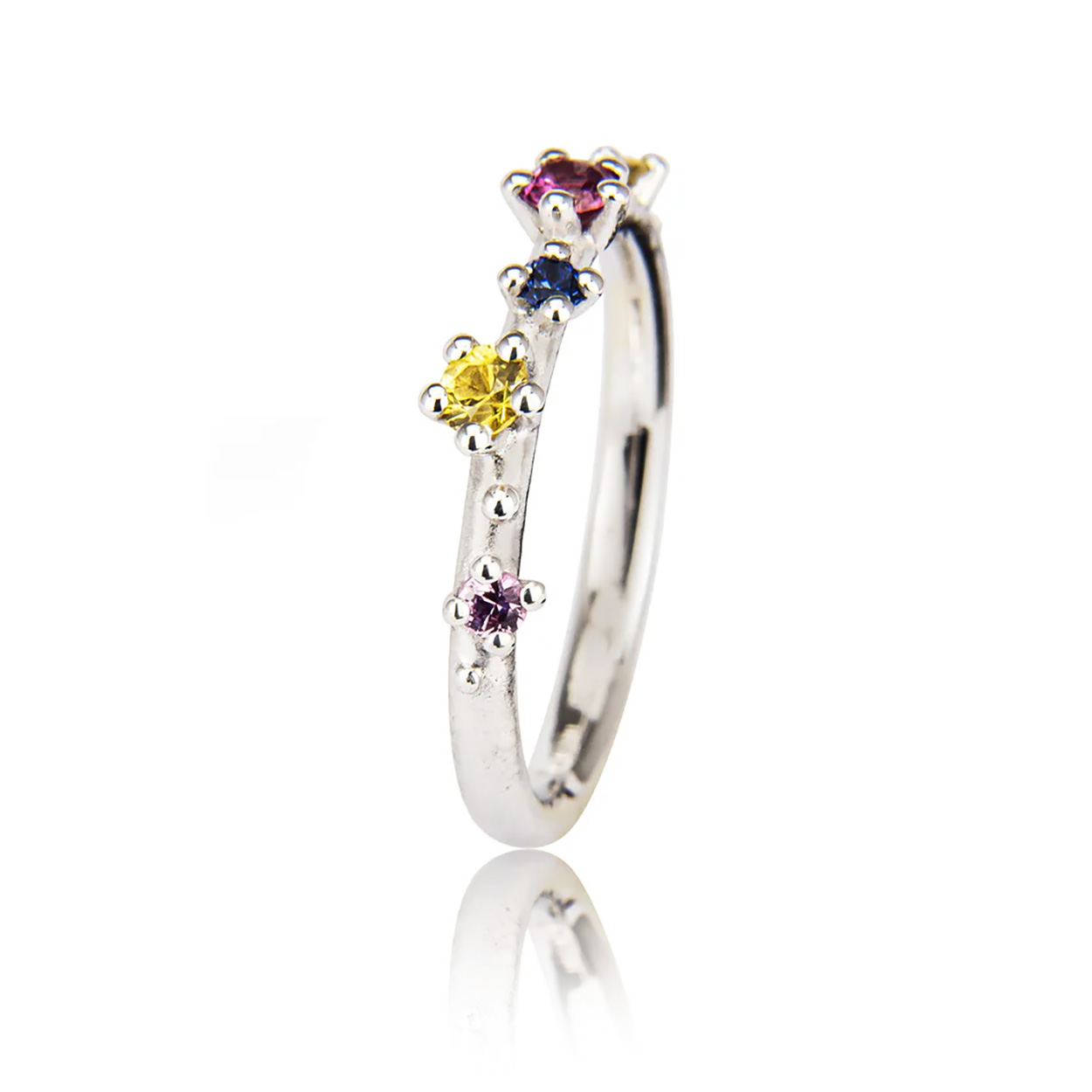 Witgouden ring met 5 verschillende kleuren saffier.