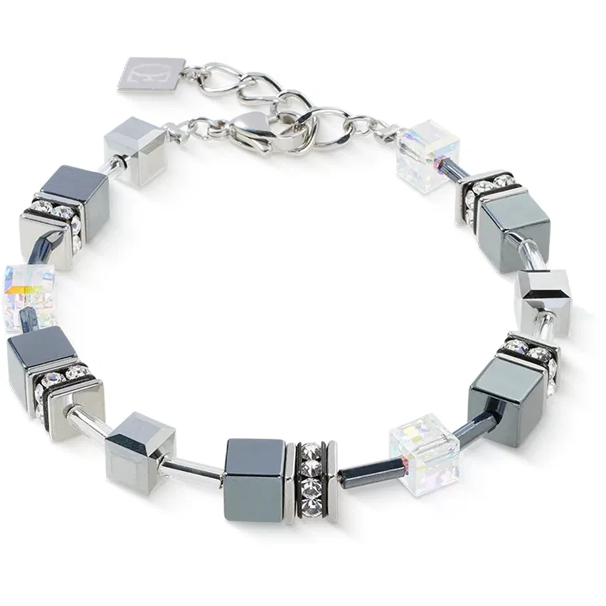 Deze armband combineert verfijnde materialen en kleuren, perfect voor elke gelegenheid. Draag de armband solo voor een subtiele look of samen met andere sieraden voor een trendy statement. Een uitstekende keuze voor liefhebbers van stijlvolle accessoires.