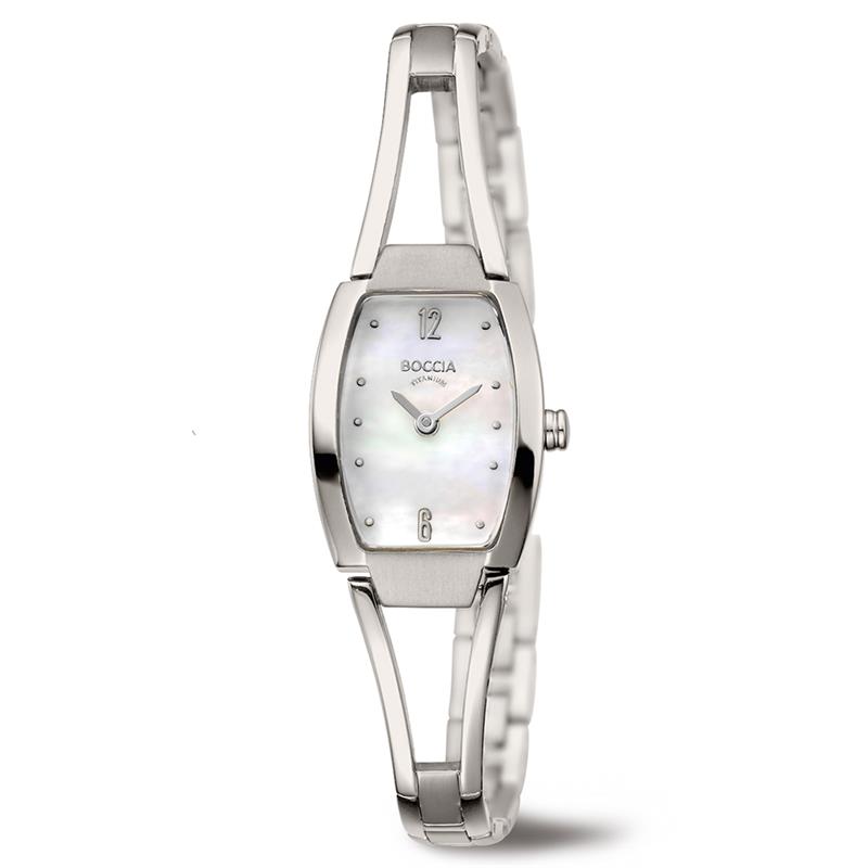 Boccia Titanium 3262-01
Dit dameshorloge van Boccia Titanium heeft een nette uitstraling. De zilverkleurige titanium horlogekast zorgt voor een stijlvolle look en de parelmoer wijzerplaat maakt het horloge chique. Het horloge heeft een rechthoekige kast met een diameter van 19mm, een mineraalglas en is 5ATM. Combineer dit prachtige exemplaar met de andere sieraden van Boccia Titanium voor een complete look. Aan de titanium kast zit een titanium opengewerkte bangle band.

HET MERK
Boccia Titanium is het titanium merk van Nederland, dat zijn oorsprong in Duitsland vindt en is opgericht in het jaar 1992. Ontwikkeld door internationale ontwerpers. Alle titanium componenten van de BOCCIA TITANIUM collectie zijn gemaakt van 99,7% puur titanium; het bijzondere materiaal. Het is licht in gewicht, neemt de temperatuur van de huid aan en is zeer huidvriendelijk. Bovendien is het corrosie- en temperatuurbestendig.

SPECIFICATIES
- Mineraal glas
- Rechthoekige titanium horlogekast, &Oslash; 19mm
- Titanium bangle band
- Parelmoer wijzerplaat
- 5ATM (Regen- & spatwaterdicht)