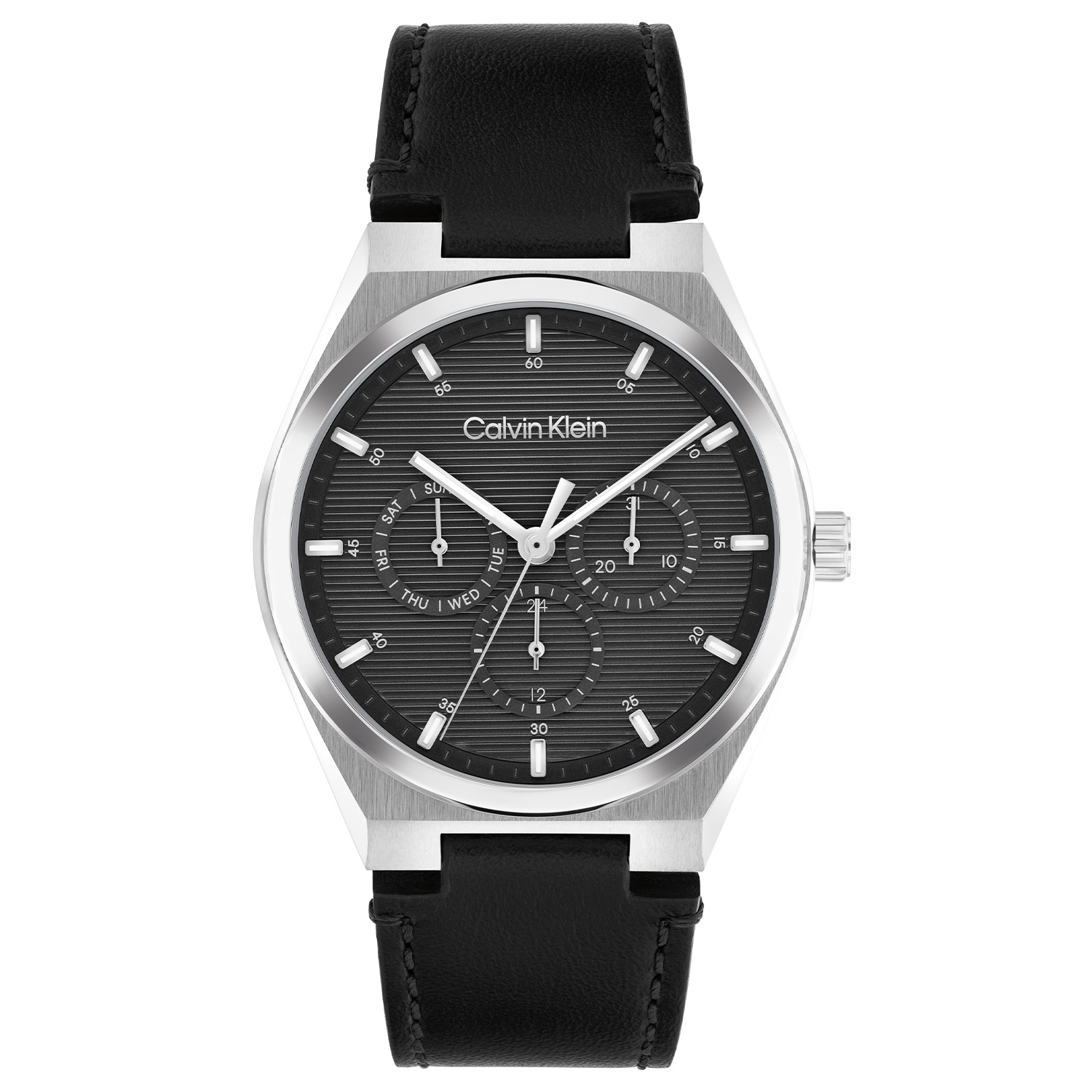 Calvin Klein CK25200524 Heren Horloge 39mm
Dit Calvin Klein herenhorloge met nr CK25200524 heeft een sportief uiterlijk. Het stalen horloge heeft een ronde kast met een gladde bezel en een bewerkte grijze wijzerplaat met een dag, datum en 24-uursaanduiding. De fijne wijzers en de uurstrepen zijn ingelegd met lumibrite. Strak aan de kast zit een zwarte lerenband  met een gespsluiting. Het herenhorloge heeft een mineraalglas, een doorsnee van 39mm en is 3ATM.

OVER CALVIN KLEIN
Calvin Klein is een wereldwijd lifestylemerk dat gewaagde, vooruitstrevende idealen en een verleidelijke, vaak minimalistische, esthetiek nastreeft. Calvin Klein werd groot in de jaren 70 door haar mode- en merkjeans collecties. In de jaren 80 lanceerde Calvin Klein haar spraakmakende ondergoed dat uitdrukkelijk van logo ’s voorzien was. Vanwege het grote succes is het merk ook succesvol uitgerold in Accessoires, Parfums, Home, Brillen, Golf, Horloges en Sieraden.
Sinds de oprichting in 1968 door Calvin Klein, heeft het merk haar reputatie opgebouwd als leider in de Amerikaanse mode, dankzij een cleane esthetiek en innovatieve ontwerpen. Calvin Klein wil haar publiek verleiden en inspireren door middel van provocerende beelden en opvallende ontwerpen die prikkelen. 

SPECIFICATIES:
- Mineraalglas
- Stalen kast
- Grijze wijzerplaat 
- Zwarte lerenband
- Ronde kastvorm, Ø 39mm
- 3ATM