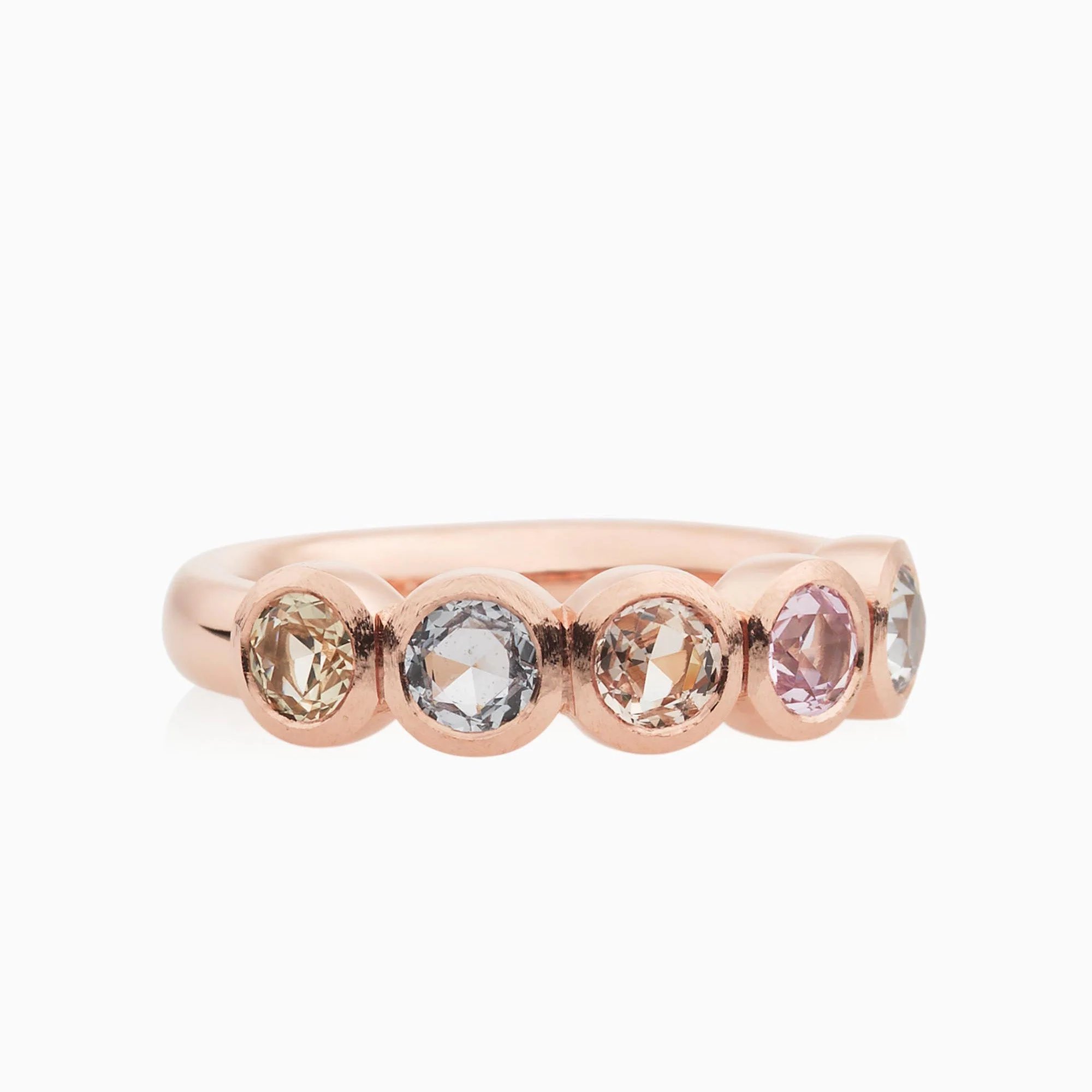 De Full Circle ring is een elegante ring van 18 karaats roségoud, bezet met unieke saffieren in warme tinten uit Madagaskar. Het referentienummer van deze ring is 2RR4866SM1.