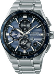 De Seiko Astron Herenhorloge SSH175J1 is een stijlvol polshorloge met een zilverkleurige titanium kast en band. De blauwe wijzerplaat heeft een strepenpatroon en biedt chronograaf- en datumaanduidingen. Met zonne-energie, saffierglas en een waterbestendigheid van 10 bar, is dit horloge ideaal voor dagelijks gebruik en formele gelegenheden. Draag het voor een tijdloze, verfijnde uitstraling.