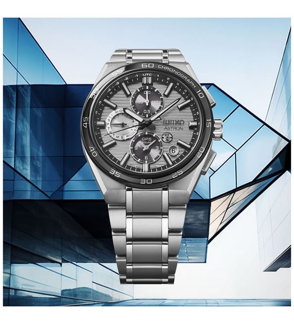 SEIKO ASTRON SSH177J1 Kaliber 5X83
Het SEIKO 5X83 kaliber is een prestigieuze analoge GPS Solar Dual-Time Chronograaf. Dit horloge kan met een eenvoudige druk op de knop overal ter wereld zich instellen op de juiste tijdzone en hiermee de juiste lokale tijd weergeven. Op de wijzerplaat geeft de GPS-signaal indicator aan of het horloge verbinding maakt met het wereldwijde GPS netwerk. Ook laat het horloge zien met hoeveel satellieten het horloge verbinding maakt. Voor het bepalen van de juiste tijdzone is er verbinding nodig met minimaal 4 satellieten. Indien het horloge volledig is opgeladen maakt het horloge tot 2 keer per dag satellietverbinding met één satelliet om de tijd te corrigeren. Hierdoor is het 5X83 GPS Solar horloge extreem accuraat en kent het horloge slechts een afwijking van 1 seconde per 100,000 jaar. Indien nodig kan de lokale tijd ook handmatig worden gewijzigd. De slimme Perpetual Calendar functie zorgt ervoor dat het horloge tot het jaar 2100 altijd de juiste datum aangeeft. Het horloge beschikt over een Dual-Time, in-flight mode, een automatische DST aanpassing en het horloge beschikt over een chronograaf functie. De stopwatch kan tot 12 uren in stappen van 1/20 seconde meten. Een tussentijdsfunctie is voorzien. Een tweede tijd wordt weergegeven op de subdial op de wijzerplaat en een aparte AM/PM-indicatie. De ingebouwde horloge micro-GPS ontvanger verbruikt zó weinig energie, dat alle functies optimaal functioneren op lichtenergie, die wordt gegenereerd door de Solar wijzerplaat.