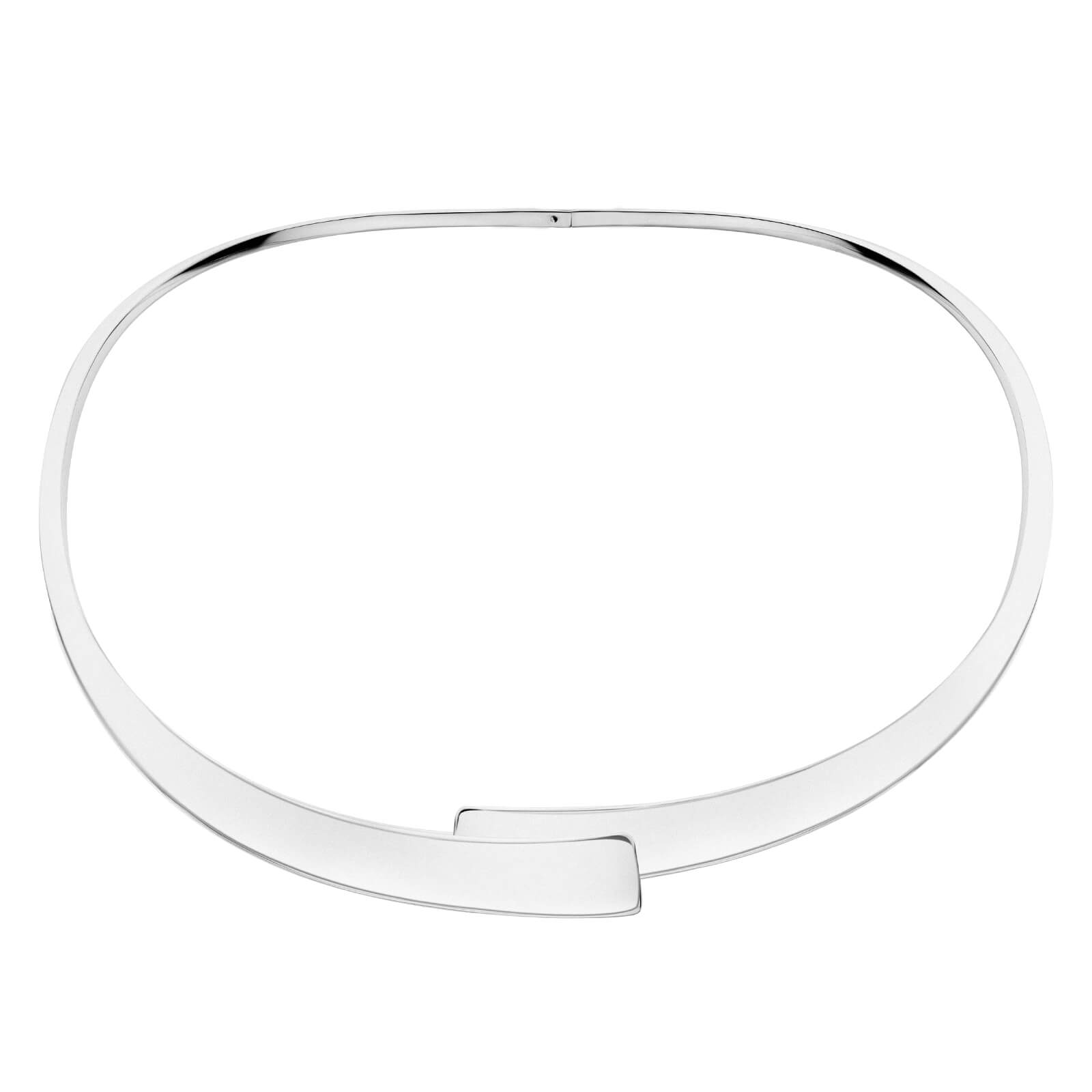 Zilveren spang loopt smal naar breed over elkaar been.