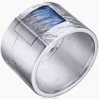 Deze prachtige 'Forel' ring is van het merk Dani&euml;l Vior. Deze brede ring is vervaardigd van mat en bewerkt zilver en emaille. Het vierkantje in het bewerkte gedeelte van de ring is van blauw emaille.

In het hart van Barcelona worden de 925 zilveren sieraden met de hand vervaardigd door Dani&euml;l Vior. Al ruim 24 jaar ontwerpt hij prachtige kleurrijke sieraden bewerkt met emaille, edelstenen en 18 karaats gouden elementen. De creaties van Dani&euml;l Vior zijn een uitstekende combinatie van een creatief design en een hoog draagcomfort. Het emailleren van sieraden is een uiterst zorgvuldige techniek, waarvoor veel vakkennis en vaardigheid nodig is. Alle sieraden zijn voorzien van een rhodium laag en blijven langdurig glanzen. 