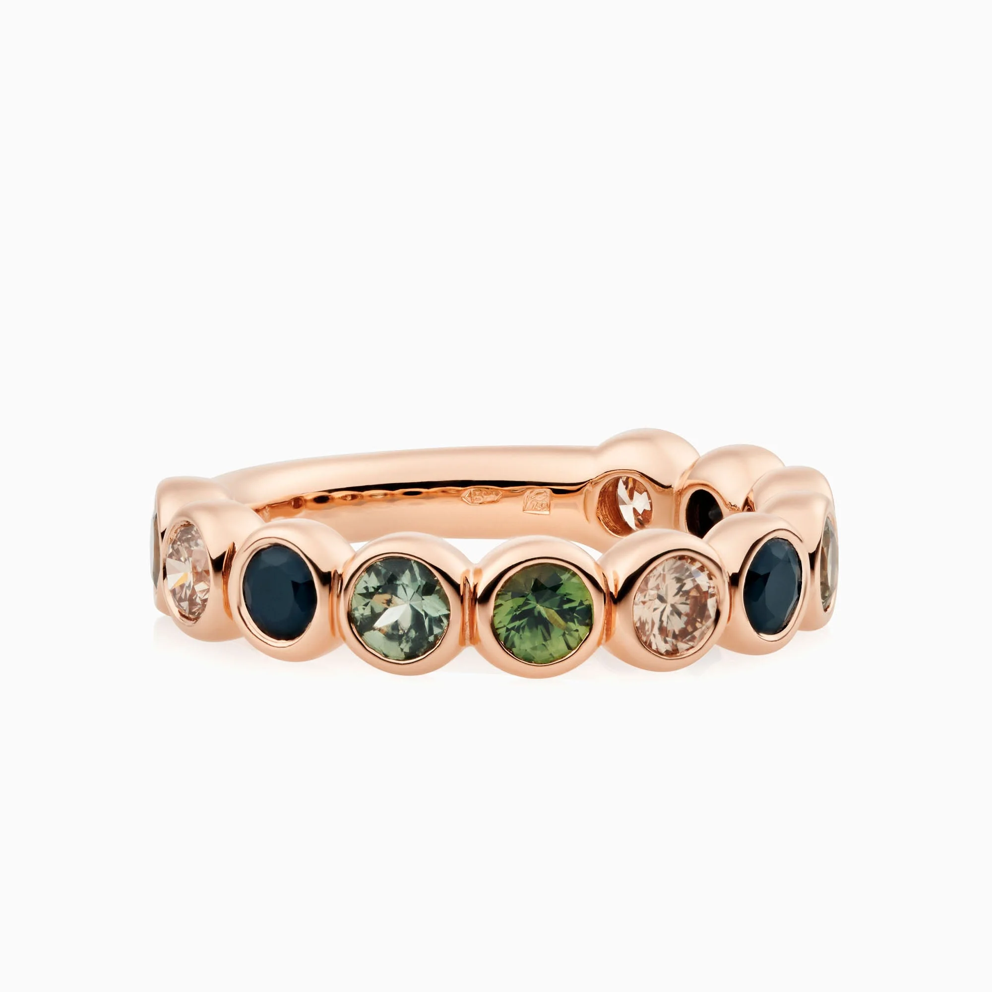 De Confetti ring is vervaardigd uit 18 karaats roségoud en uitgevoerd met verschillende gekleurde saffieren en champagne diamanten, waardoor hij een speels en feestelijk karakter krijgt. Het referentienummer is 8RR4894KIWI.