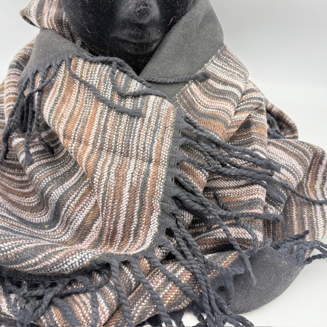 Warme Gemeleerde Sjaal – Zacht, Comfortabel & Stijlvol

Voeg een vleugje kleur én comfort toe aan je wintergarderobe met deze heerlijk warme sjaal in een stijlvolle  tint. Gemaakt van een zachte mix van 90% polyester en 10% viscose, voelt deze sjaal aangenaam aan op de huid en houdt hij je lekker warm tijdens koude dagen.

✅ Belangrijkste kenmerken:

Warme en zachte stof voor maximaal draagcomfort

Trendy gemeleerde kleur die makkelijk te combineren is

Ademend & lichtgewicht, ideaal voor dagelijks gebruik

Mix van polyester en viscose: duurzaam, vormvast én comfortabel

Unisex ontwerp – geschikt voor zowel dames als heren

Deze sjaal is niet alleen functioneel, maar ook een stijlvolle toevoeging aan elke outfit. Draag hem casual over je jas of elegant over een nette mantel – hij past bij elke look.

 Productspecificaties:

Kleur: Gemeleerd

Materiaal: 90% polyester, 10% viscose

Wasadvies: Handwas of fijnwasprogramma

Seizoen: Herfst & winter

Unisex: Ja

 Ideaal voor:

Koude winterdagen

Wandelen, fietsen of buitenactiviteiten

Dagelijks gebruik of als stijlvol accessoire

Cadeau-idee voor hem of haar