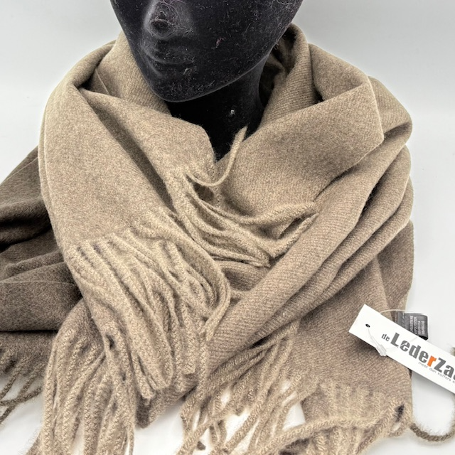 Warme Zand kleurige Sjaal – Zacht, Comfortabel & Stijlvol

Voeg een vleugje kleur én comfort toe aan je wintergarderobe met deze heerlijk warme sjaal in een stijlvolle zand kleurige tint. Gemaakt van een zachte mix van 90% polyester en 10% viscose, voelt deze sjaal aangenaam aan op de huid en houdt hij je lekker warm tijdens koude dagen.

✅ Belangrijkste kenmerken:

Warme en zachte stof voor maximaal draagcomfort

Trendy zand kleur die makkelijk te combineren is

Ademend & lichtgewicht, ideaal voor dagelijks gebruik

Mix van polyester en viscose: duurzaam, vormvast én comfortabel

Unisex ontwerp – geschikt voor zowel dames als heren

Deze sjaal is niet alleen functioneel, maar ook een stijlvolle toevoeging aan elke outfit. Draag hem casual over je jas of elegant over een nette mantel – hij past bij elke look.

 Productspecificaties:

Kleur: Zand

Materiaal: 90% polyester, 10% viscose

Wasadvies: Handwas of fijnwasprogramma

Seizoen: Herfst & winter

Unisex: Ja

 Ideaal voor:

Koude winterdagen

Wandelen, fietsen of buitenactiviteiten

Dagelijks gebruik of als stijlvol accessoire

Cadeau-idee voor hem of haar