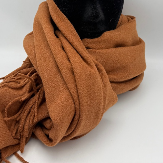 Warme Roest kleurige Sjaal – Zacht, Comfortabel & Stijlvol

Voeg een vleugje kleur én comfort toe aan je wintergarderobe met deze heerlijk warme sjaal in een stijlvolle roest tint. Gemaakt van een zachte mix van 90% polyester en 10% viscose, voelt deze sjaal aangenaam aan op de huid en houdt hij je lekker warm tijdens koude dagen.

✅ Belangrijkste kenmerken:

Warme en zachte stof voor maximaal draagcomfort

Trendy roest kleur die makkelijk te combineren is

Ademend & lichtgewicht, ideaal voor dagelijks gebruik

Mix van polyester en viscose: duurzaam, vormvast én comfortabel

Unisex ontwerp – geschikt voor zowel dames als heren

Deze sjaal is niet alleen functioneel, maar ook een stijlvolle toevoeging aan elke outfit. Draag hem casual over je jas of elegant over een nette mantel – hij past bij elke look.

 Productspecificaties:

Kleur: Roest

Materiaal: 90% polyester, 10% viscose

Wasadvies: Handwas of fijnwasprogramma

Seizoen: Herfst & winter

Unisex: Ja

 Ideaal voor:

Koude winterdagen

Wandelen, fietsen of buitenactiviteiten

Dagelijks gebruik of als stijlvol accessoire

Cadeau-idee voor hem of haar