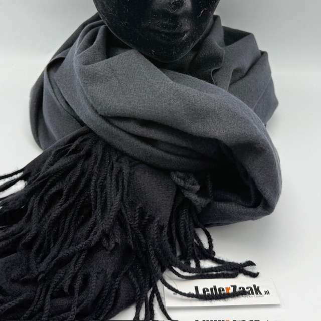 Warme Zwarte Sjaal – Zacht, Comfortabel & Stijlvol

Voeg een vleugje kleur én comfort toe aan je wintergarderobe met deze heerlijk warme sjaal in een stijlvolle zwarte tint. Gemaakt van een zachte mix van 90% polyester en 10% viscose, voelt deze sjaal aangenaam aan op de huid en houdt hij je lekker warm tijdens koude dagen.

✅ Belangrijkste kenmerken:

Warme en zachte stof voor maximaal draagcomfort

Zwarte kleur die makkelijk te combineren is

Ademend & lichtgewicht, ideaal voor dagelijks gebruik

Mix van polyester en viscose: duurzaam, vormvast én comfortabel

Unisex ontwerp – geschikt voor zowel dames als heren

Deze sjaal is niet alleen functioneel, maar ook een stijlvolle toevoeging aan elke outfit. Draag hem casual over je jas of elegant over een nette mantel – hij past bij elke look.

 Productspecificaties:

Kleur: Zwart

Materiaal: 90% polyester, 10% viscose

Wasadvies: Handwas of fijnwasprogramma

Seizoen: Herfst & winter

Unisex: Ja

 Ideaal voor:

Koude winterdagen

Wandelen, fietsen of buitenactiviteiten

Dagelijks gebruik of als stijlvol accessoire

Cadeau-idee voor hem of haar
