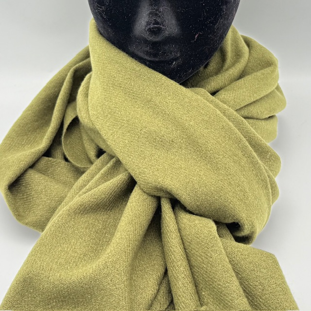 Warme Olive Sjaal – Zacht, Comfortabel & Stijlvol

Voeg een vleugje kleur én comfort toe aan je wintergarderobe met deze heerlijk warme sjaal in een stijlvolle olijf groene tint. Gemaakt van een zachte mix van 90% polyester en 10% viscose, voelt deze sjaal aangenaam aan op de huid en houdt hij je lekker warm tijdens koude dagen.

✅ Belangrijkste kenmerken:

Warme en zachte stof voor maximaal draagcomfort

Trendy Olive kleur die makkelijk te combineren is

Ademend & lichtgewicht, ideaal voor dagelijks gebruik

Mix van polyester en viscose: duurzaam, vormvast én comfortabel

Unisex ontwerp – geschikt voor zowel dames als heren

Deze sjaal is niet alleen functioneel, maar ook een stijlvolle toevoeging aan elke outfit. Draag hem casual over je jas of elegant over een nette mantel – hij past bij elke look.

 Productspecificaties:

Kleur: Olive

Materiaal: 90% polyester, 10% viscose

Wasadvies: Handwas of fijnwasprogramma

Seizoen: Herfst & winter

Unisex: Ja

 Ideaal voor:

Koude winterdagen

Wandelen, fietsen of buitenactiviteiten

Dagelijks gebruik of als stijlvol accessoire

Cadeau-idee voor hem of haar