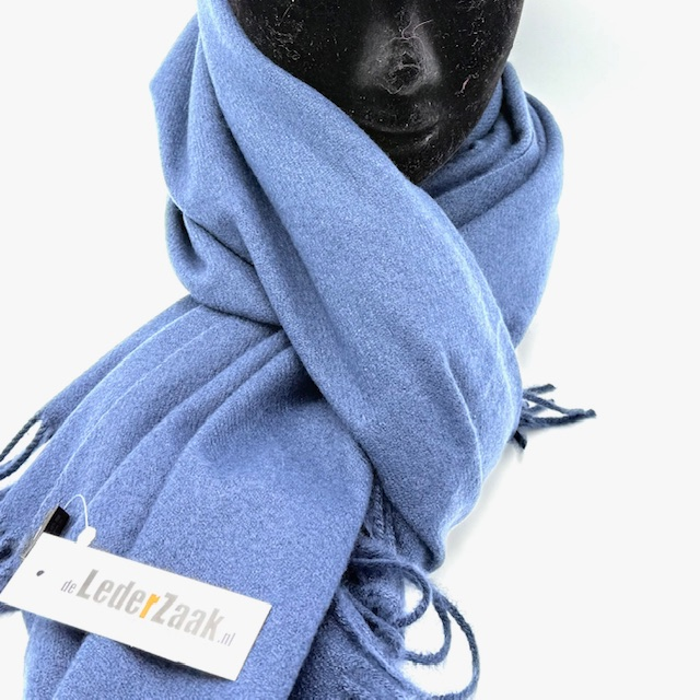 Warme Donker Blauwe Sjaal – Zacht, Comfortabel & Stijlvol

Voeg een vleugje kleur én comfort toe aan je wintergarderobe met deze heerlijk warme sjaal in een stijlvolle donker blauwe tint. Gemaakt van een zachte mix van 90% polyester en 10% viscose, voelt deze sjaal aangenaam aan op de huid en houdt hij je lekker warm tijdens koude dagen.

✅ Belangrijkste kenmerken:

Warme en zachte stof voor maximaal draagcomfort

Trendy Donker Blauwe kleur die makkelijk te combineren is

Ademend & lichtgewicht, ideaal voor dagelijks gebruik

Mix van polyester en viscose: duurzaam, vormvast én comfortabel

Unisex ontwerp – geschikt voor zowel dames als heren

Deze sjaal is niet alleen functioneel, maar ook een stijlvolle toevoeging aan elke outfit. Draag hem casual over je jas of elegant over een nette mantel – hij past bij elke look.

 Productspecificaties:

Kleur: Donker Blauw

Materiaal: 90% polyester, 10% viscose

Wasadvies: Handwas of fijnwasprogramma

Seizoen: Herfst & winter

Unisex: Ja

 Ideaal voor:

Koude winterdagen

Wandelen, fietsen of buitenactiviteiten

Dagelijks gebruik of als stijlvol accessoire

Cadeau-idee voor hem of haar