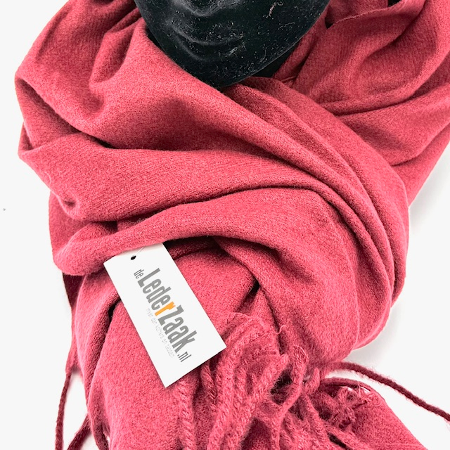 Warme Bordo Sjaal – Zacht, Comfortabel & Stijlvol

Voeg een vleugje kleur én comfort toe aan je wintergarderobe met deze heerlijk warme sjaal in een stijlvolle bordo tint. Gemaakt van een zachte mix van 90% polyester en 10% viscose, voelt deze sjaal aangenaam aan op de huid en houdt hij je lekker warm tijdens koude dagen.

✅ Belangrijkste kenmerken:

Warme en zachte stof voor maximaal draagcomfort

Trendy bordo kleur die makkelijk te combineren is

Ademend & lichtgewicht, ideaal voor dagelijks gebruik

Mix van polyester en viscose: duurzaam, vormvast én comfortabel

Unisex ontwerp – geschikt voor zowel dames als heren

Deze sjaal is niet alleen functioneel, maar ook een stijlvolle toevoeging aan elke outfit. Draag hem casual over je jas of elegant over een nette mantel – hij past bij elke look.

 Productspecificaties:

Kleur: Bordo

Materiaal: 90% polyester, 10% viscose

Wasadvies: Handwas of fijnwasprogramma

Seizoen: Herfst & winter

Unisex: Ja