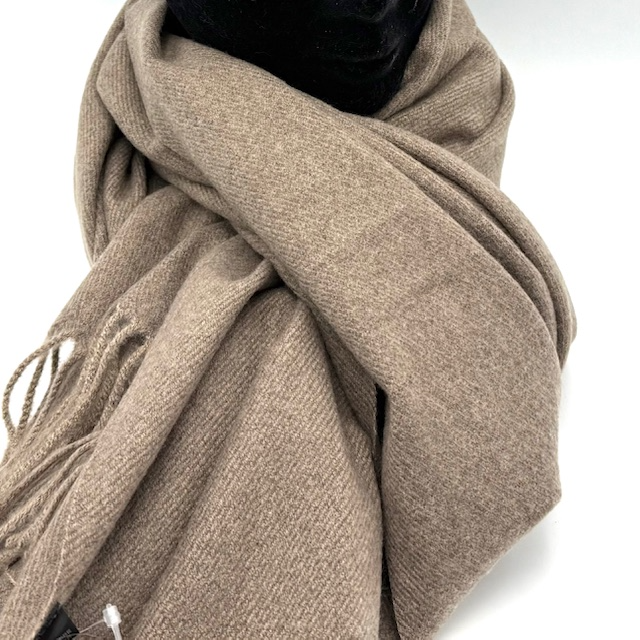 Warme D. Bruine Sjaal – Zacht, Comfortabel & Stijlvol

Voeg een vleugje kleur én comfort toe aan je wintergarderobe met deze heerlijk warme sjaal in een stijlvolle d.bruine tint. Gemaakt van een zachte mix van 90% polyester en 10% viscose, voelt deze sjaal aangenaam aan op de huid en houdt hij je lekker warm tijdens koude dagen.

✅ Belangrijkste kenmerken:

Warme en zachte stof voor maximaal draagcomfort

Trendy donker bruine kleur die makkelijk te combineren is

Ademend & lichtgewicht, ideaal voor dagelijks gebruik

Mix van polyester en viscose: duurzaam, vormvast én comfortabel

Unisex ontwerp – geschikt voor zowel dames als heren

Deze sjaal is niet alleen functioneel, maar ook een stijlvolle toevoeging aan elke outfit. Draag hem casual over je jas of elegant over een nette mantel – hij past bij elke look.

 Productspecificaties:

Kleur: D. Bruin

Materiaal: 90% polyester, 10% viscose

Wasadvies: Handwas of fijnwasprogramma

Seizoen: Herfst & winter

Unisex: Ja
