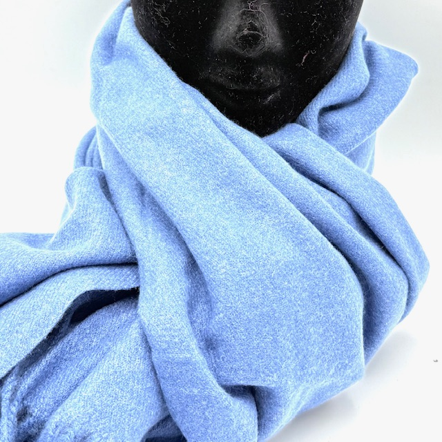 Warme Blauwe Sjaal – Zacht, Comfortabel & Stijlvol

Voeg een vleugje kleur én comfort toe aan je wintergarderobe met deze heerlijk warme sjaal in een stijlvolle Licht blauwe tint. Gemaakt van een zachte mix van 90% polyester en 10% viscose, voelt deze sjaal aangenaam aan op de huid en houdt hij je lekker warm tijdens koude dagen.

✅ Belangrijkste kenmerken:

Warme en zachte stof voor maximaal draagcomfort

Trendy blauwe kleur die makkelijk te combineren is

Ademend & lichtgewicht, ideaal voor dagelijks gebruik

Mix van polyester en viscose: duurzaam, vormvast én comfortabel

Unisex ontwerp – geschikt voor zowel dames als heren

Deze sjaal is niet alleen functioneel, maar ook een stijlvolle toevoeging aan elke outfit. Draag hem casual over je jas of elegant over een nette mantel – hij past bij elke look.

 Productspecificaties:

Kleur: Blauw

Materiaal: 90% polyester, 10% viscose

Wasadvies: Handwas of fijnwasprogramma

Seizoen: Herfst & winter